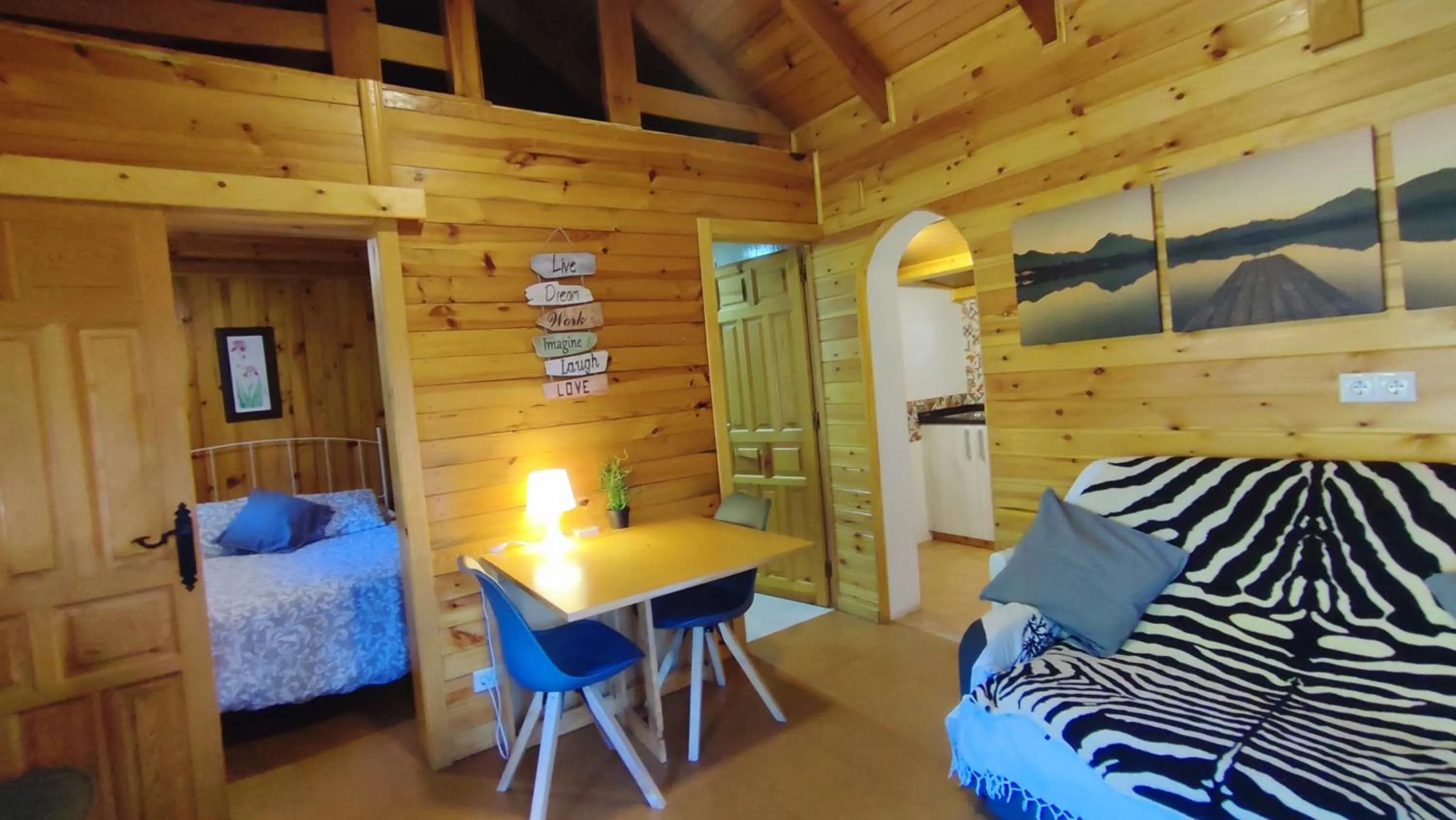 Lounge or bar, Bed in La cabaña del lago en ZAFIRO LAGUNAZO Parque Natural del Río Mundo