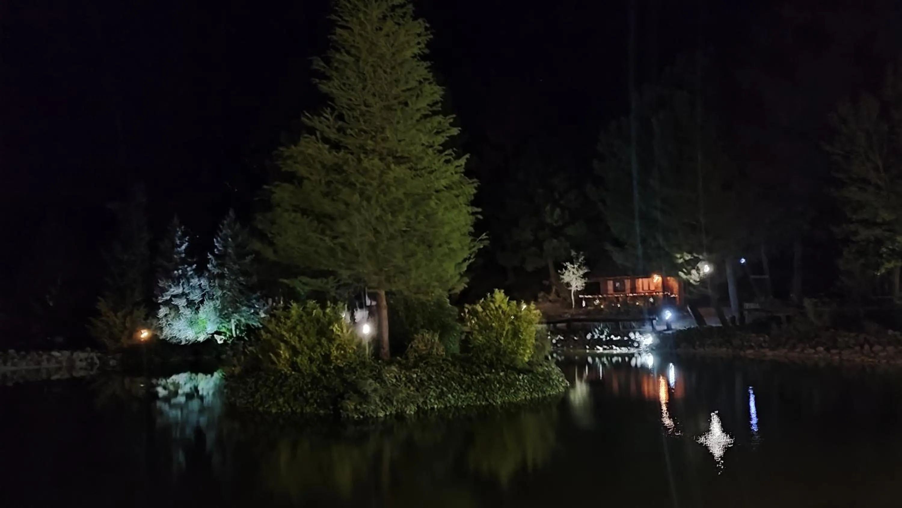 La cabaña del lago en ZAFIRO LAGUNAZO Parque Natural del Río Mundo