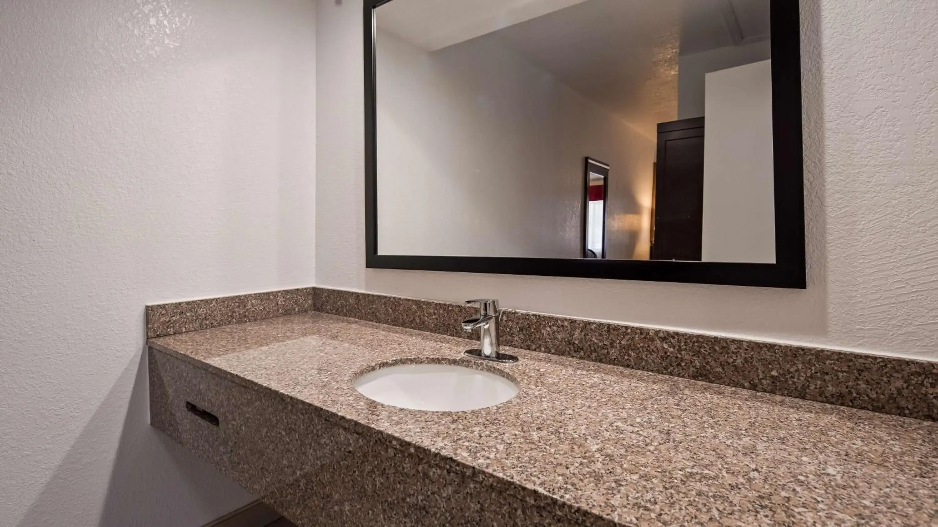 Queen Room with Two Queen Beds - Pet-friendly in Best Western Santa Rosa Inn Queen Room with Two Queen Beds - Pet-friendly in Best Western Santa Rosa Inn