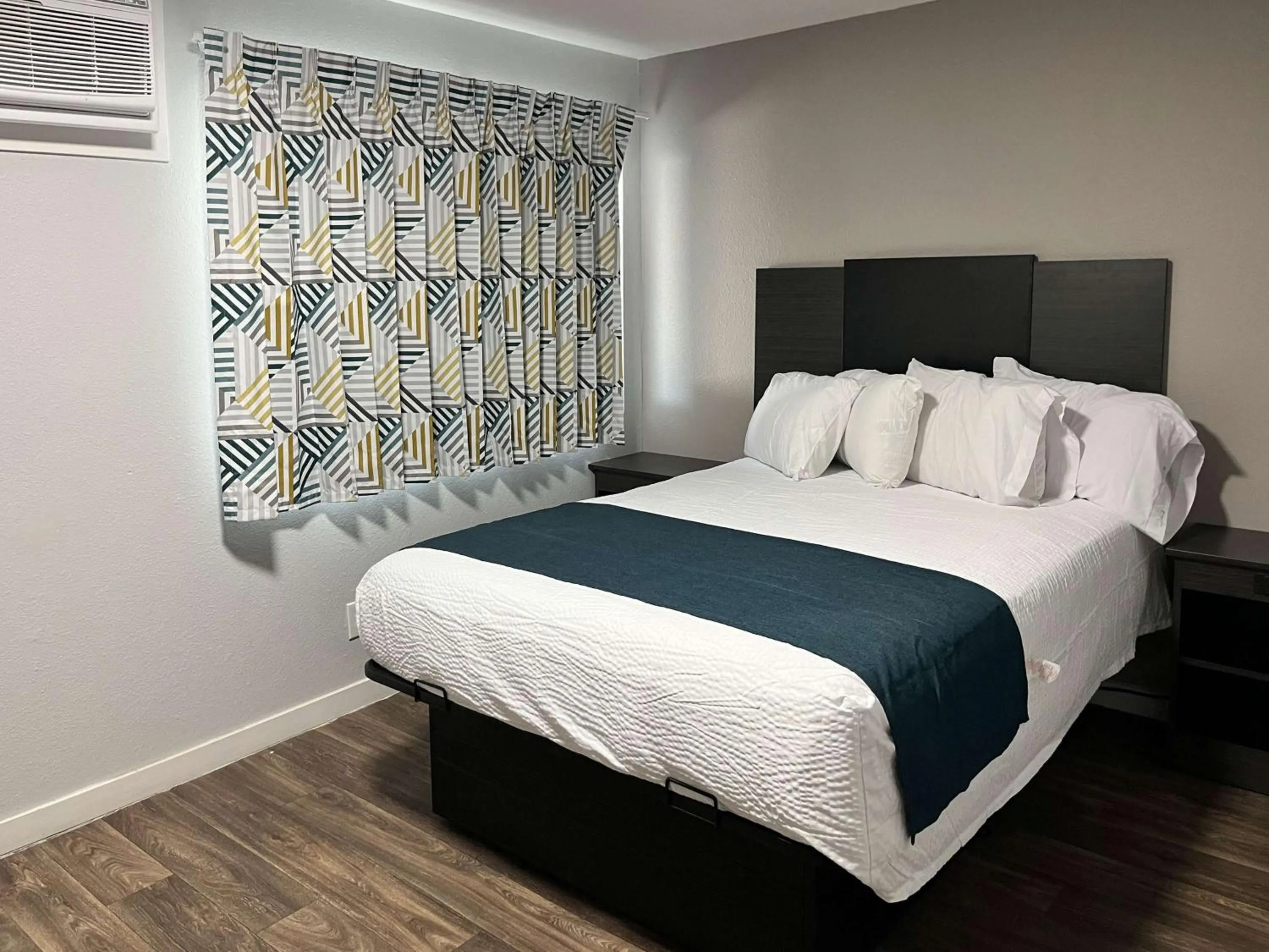 Bedroom, Bed in Motel 6 Las Vegas NV Downtown Fremont St