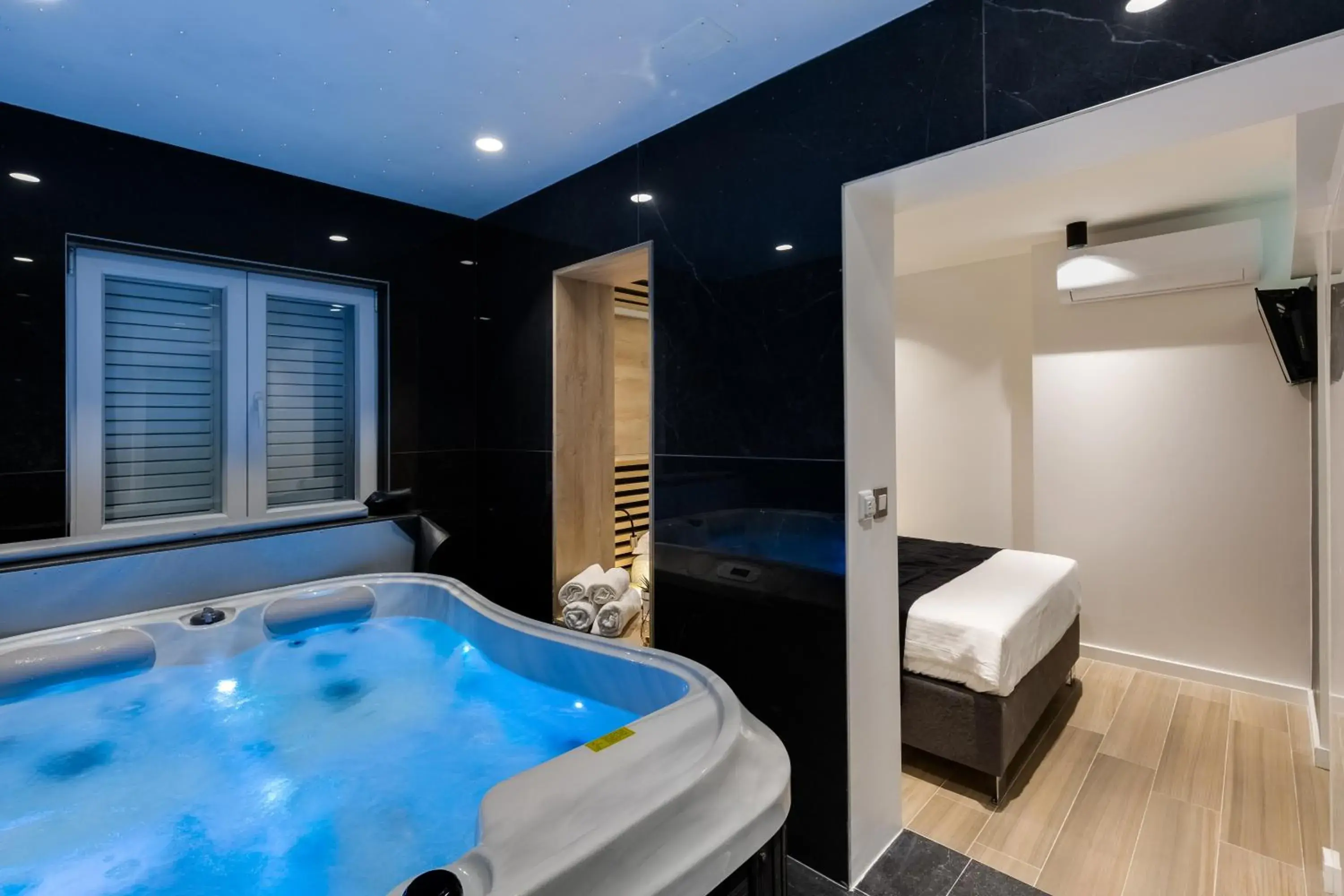 Downtown Marcius Luxury Apartment with Jacuzzi & Sauna Downtown Marcius Luxury Apartment with Jacuzzi & Sauna