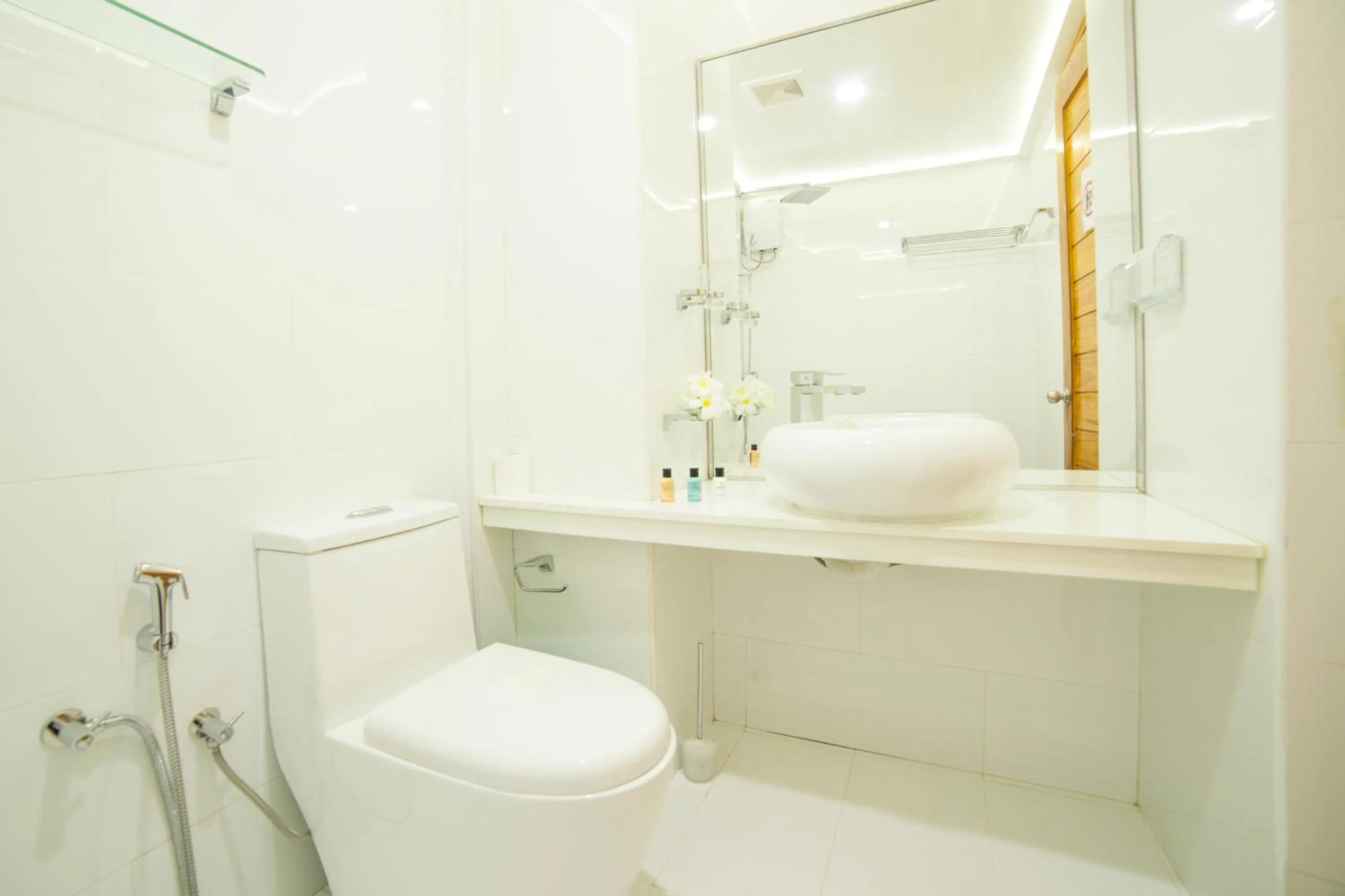 Shower in PERLA Dhangethi