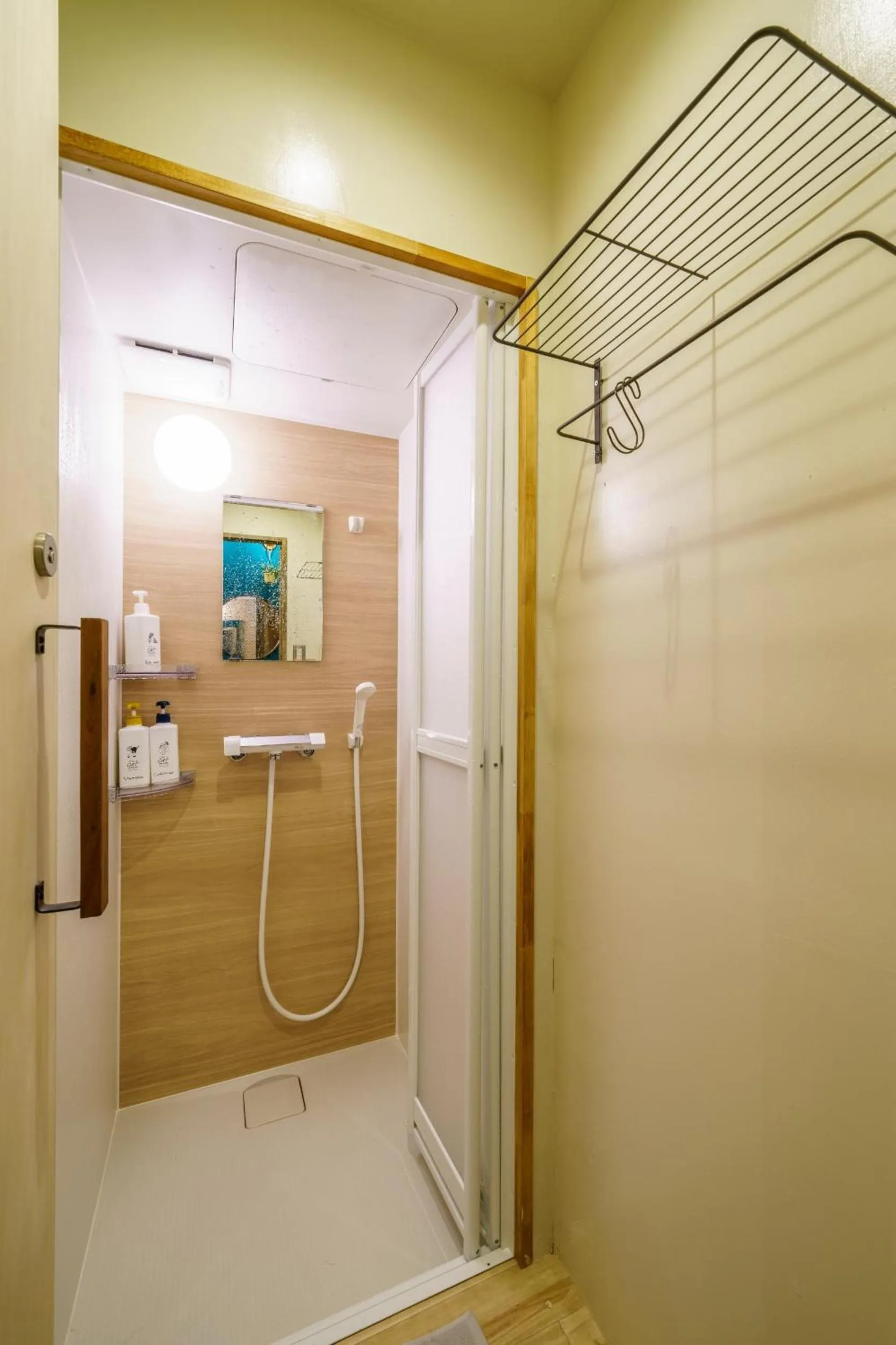 Mad Cat Hostel Osaka & Bar