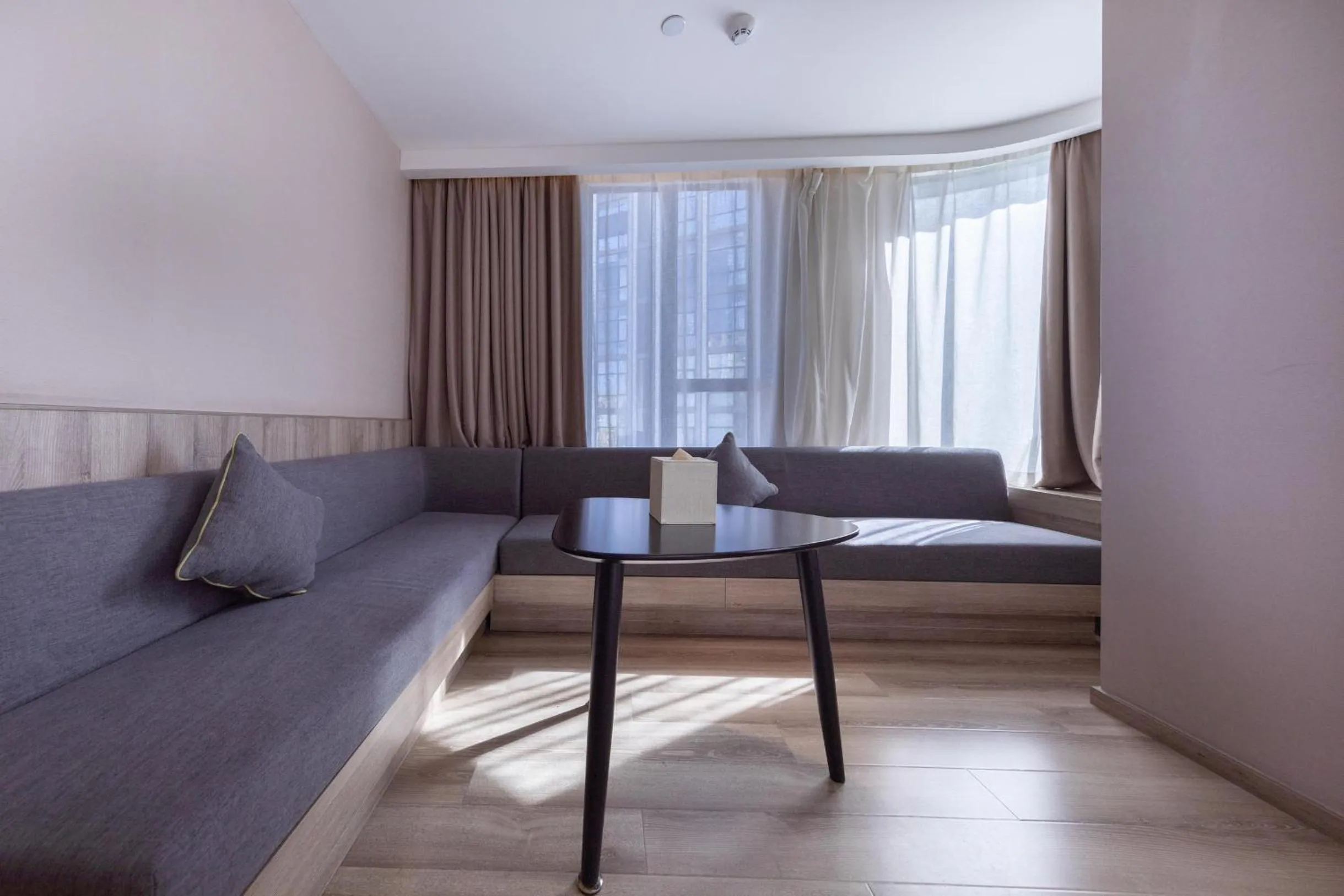 Seating area in Atour Hotel Kunming Dianchi Lake