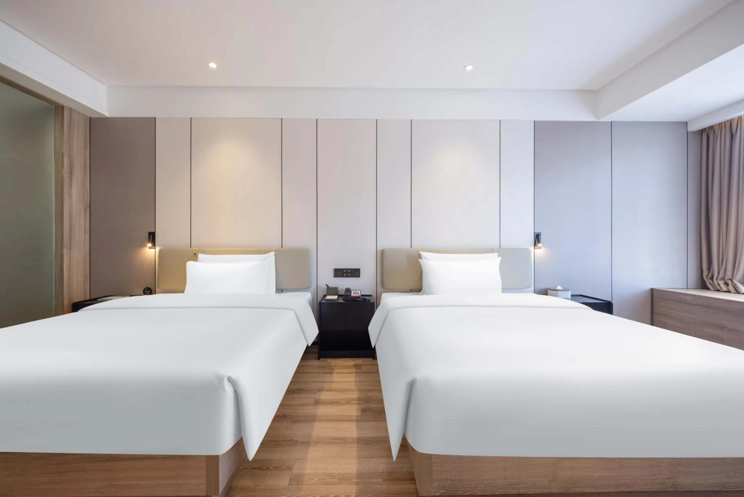 Photo of the whole room, Bed in Atour Hotel Kunming Dianchi Lake