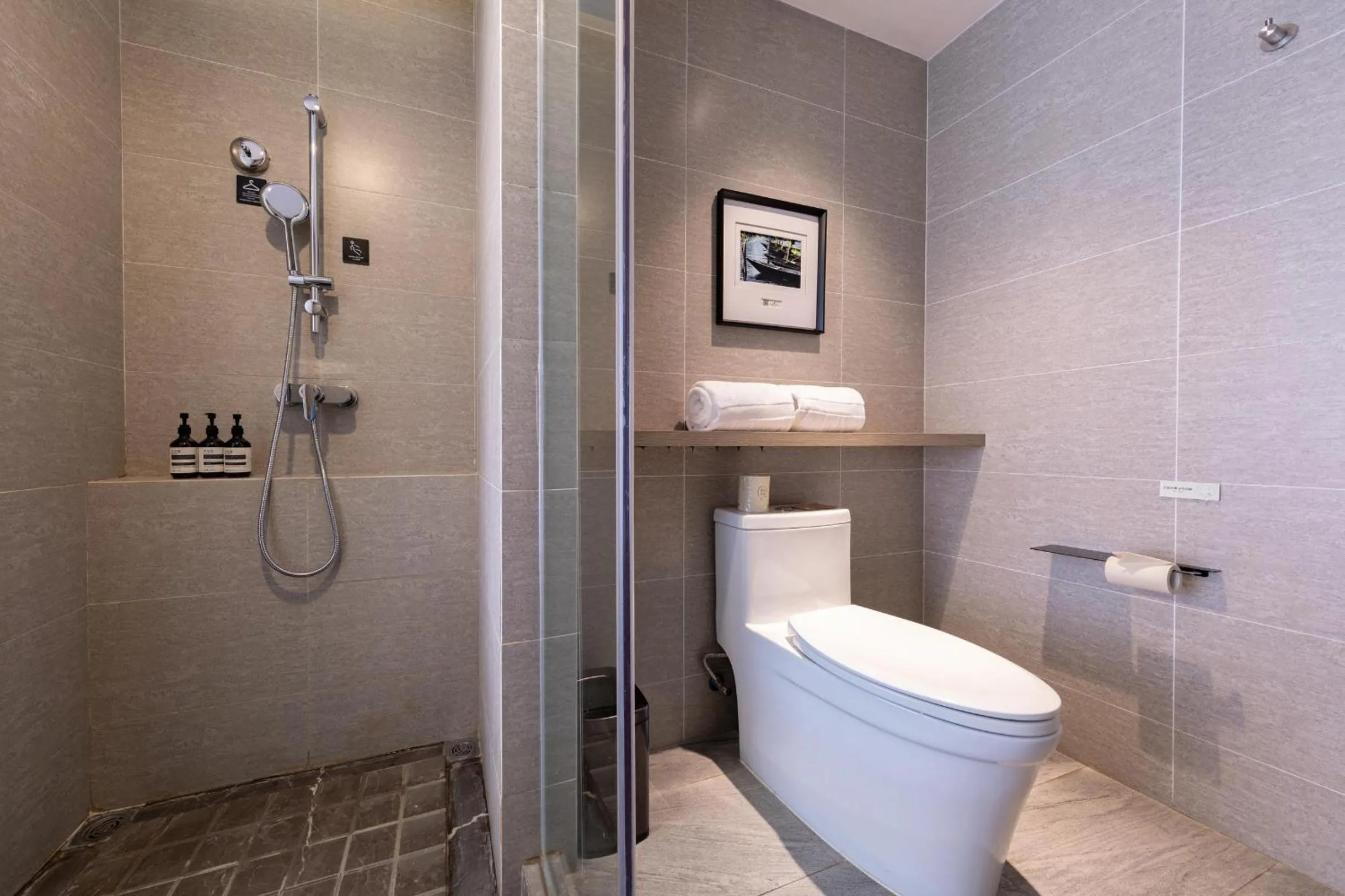 Toilet in Atour Hotel Kunming Dianchi Lake