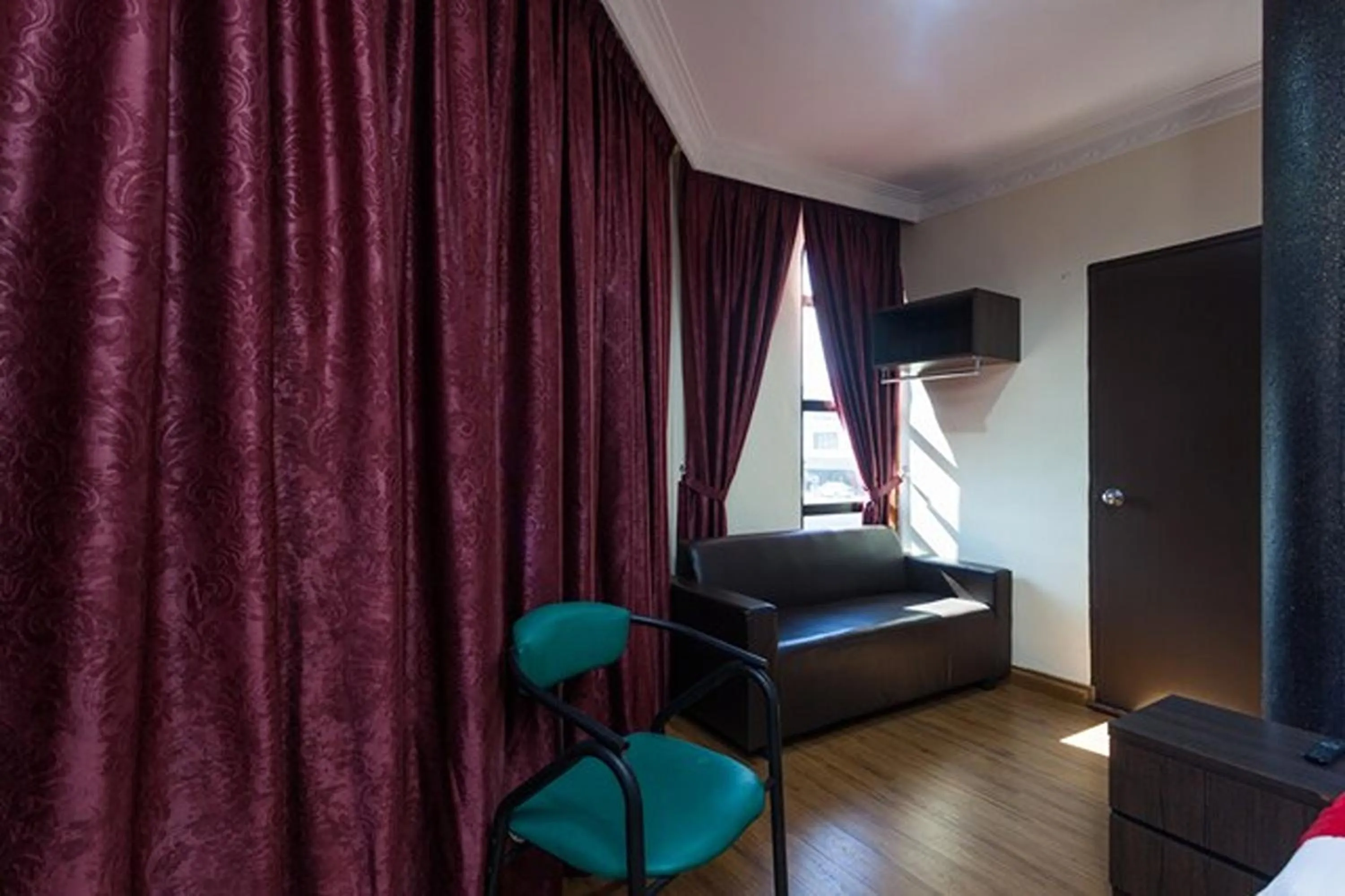 Seating area, Bed in T P Hotel