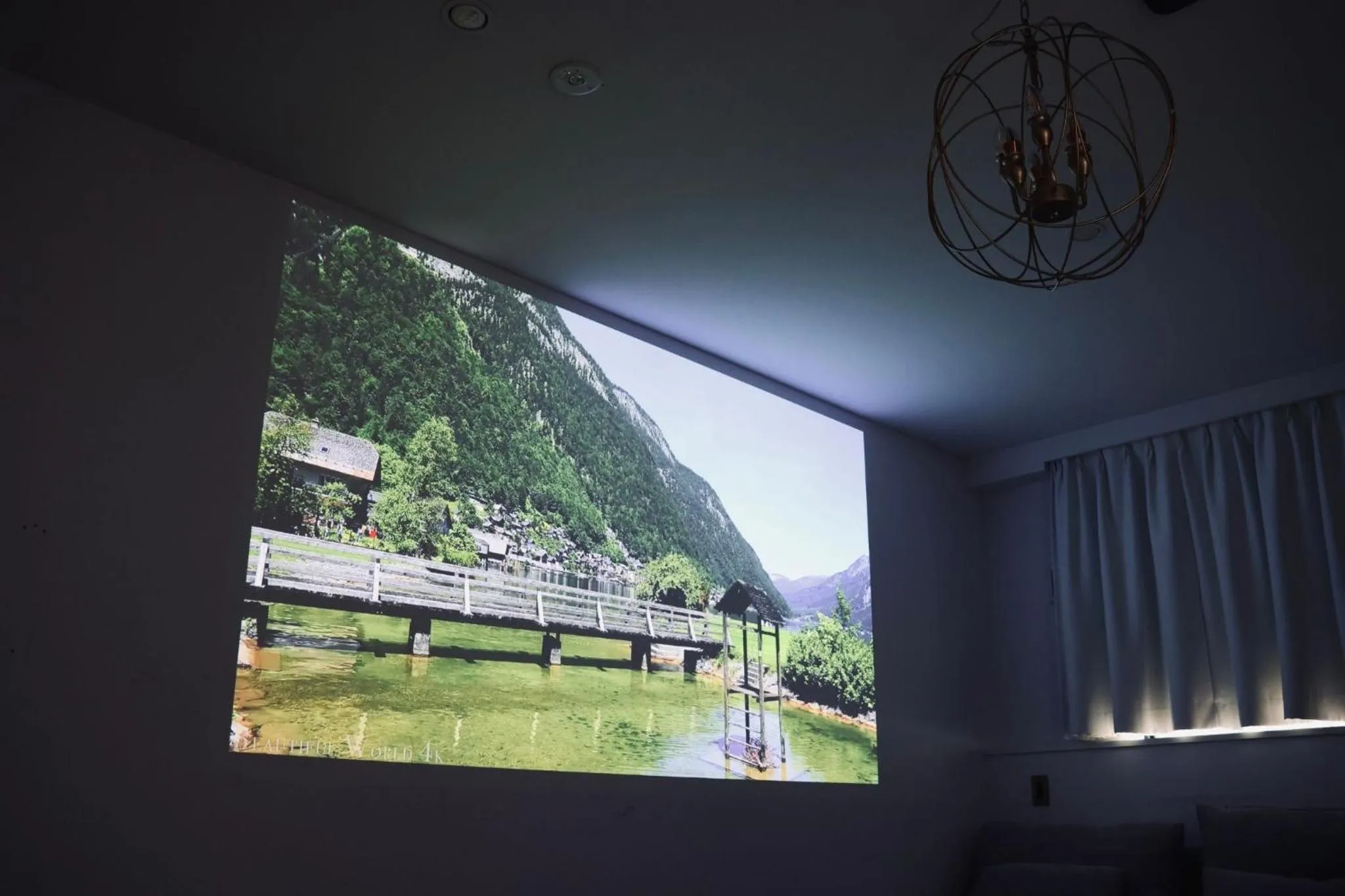 Communal lounge/ TV room in THE ROOT2 HOTEL