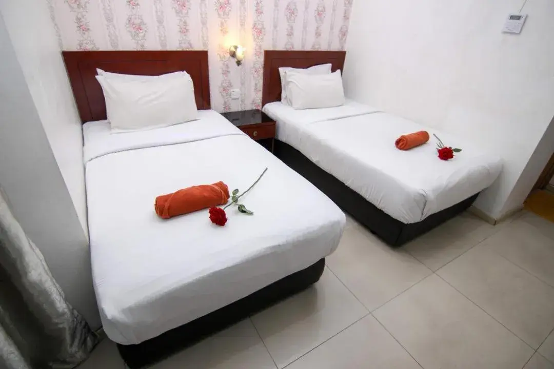 Twin Room in Rose Cottage Hotel Taman Perling Twin Room in Rose Cottage Hotel Taman Perling
