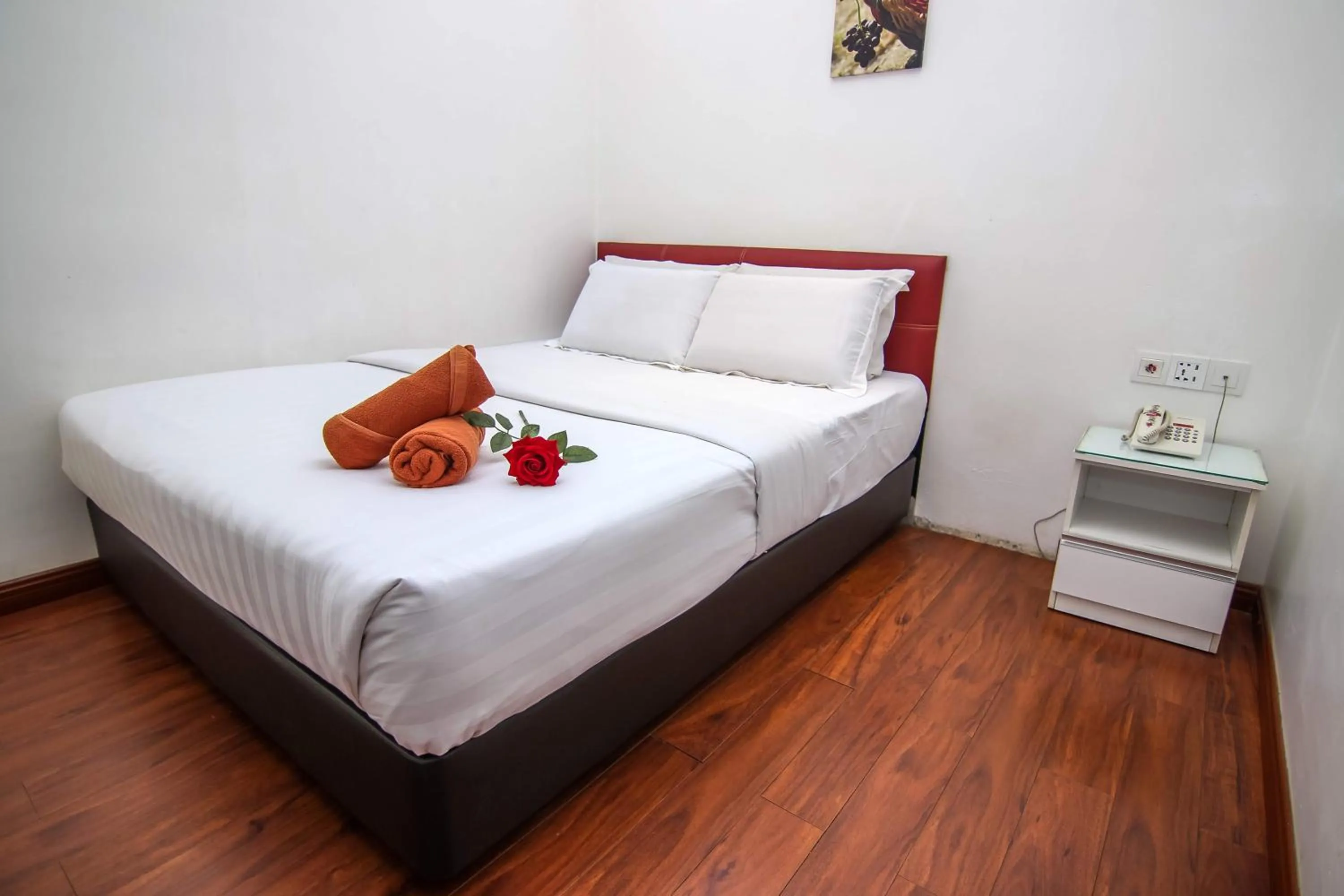Photo of the whole room, Bed in Rose Cottage Hotel Taman Nusa Cemerlang