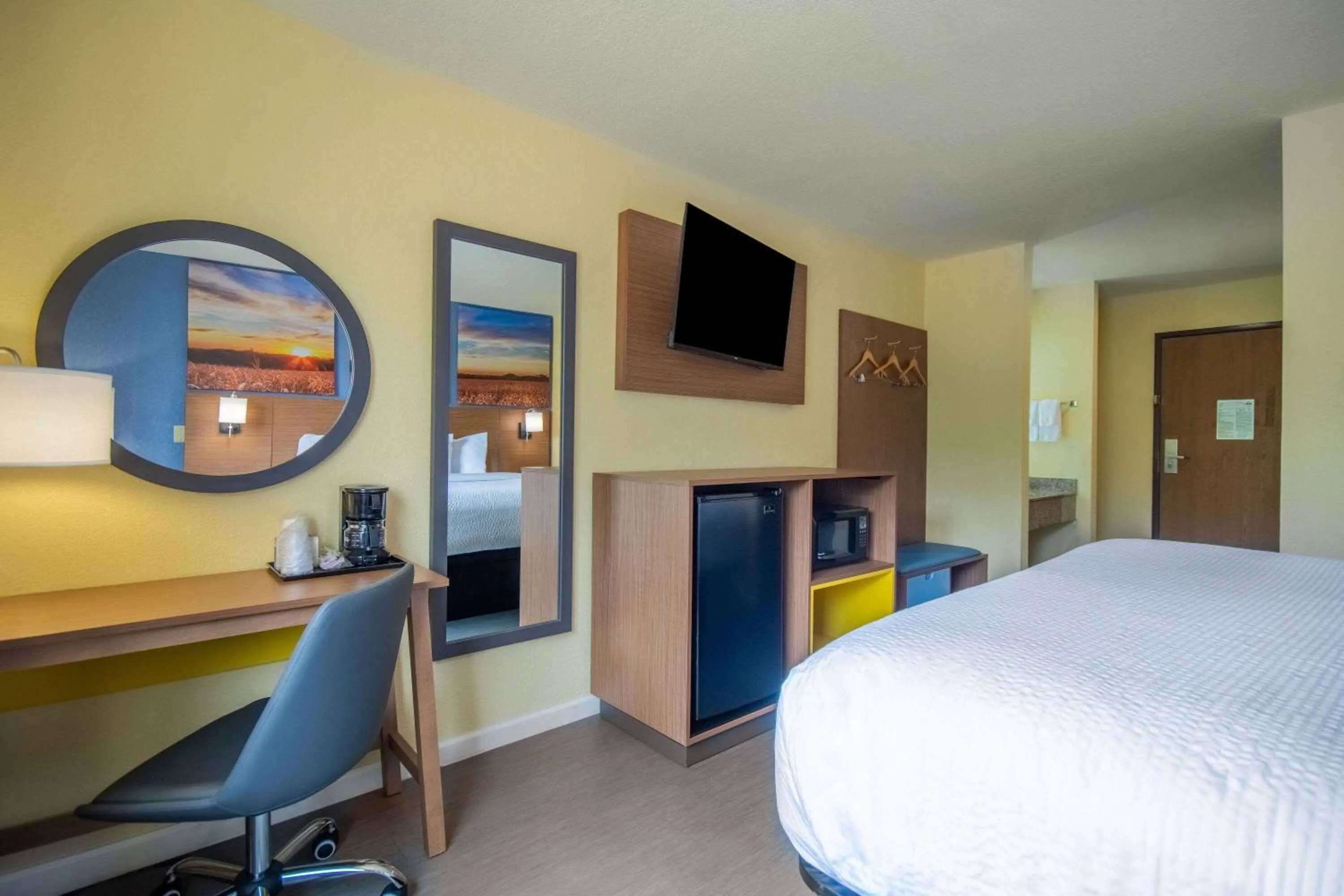 Bed in Days Inn by Wyndham Evansdale Waterloo