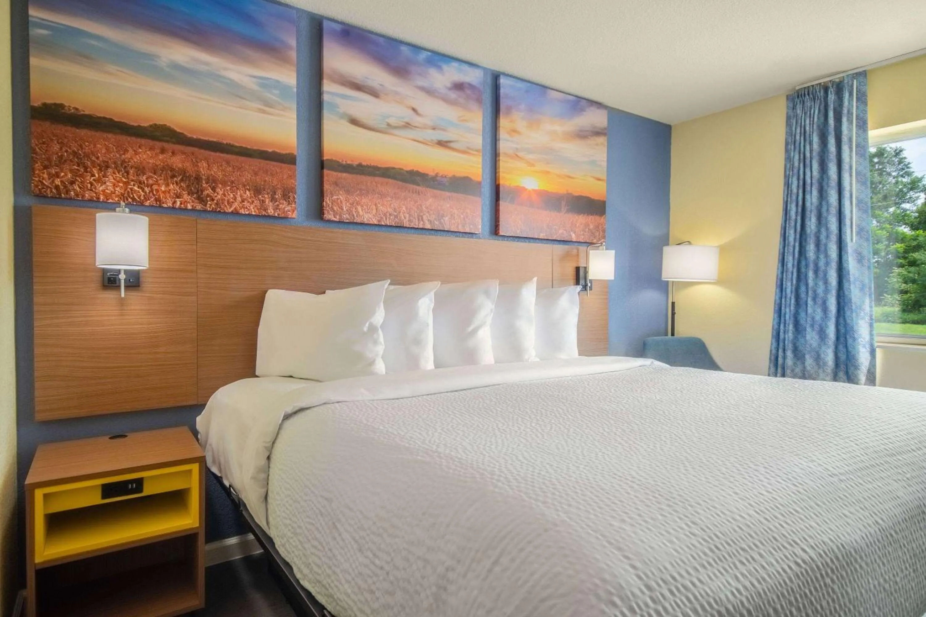 Bed in Days Inn by Wyndham Evansdale Waterloo