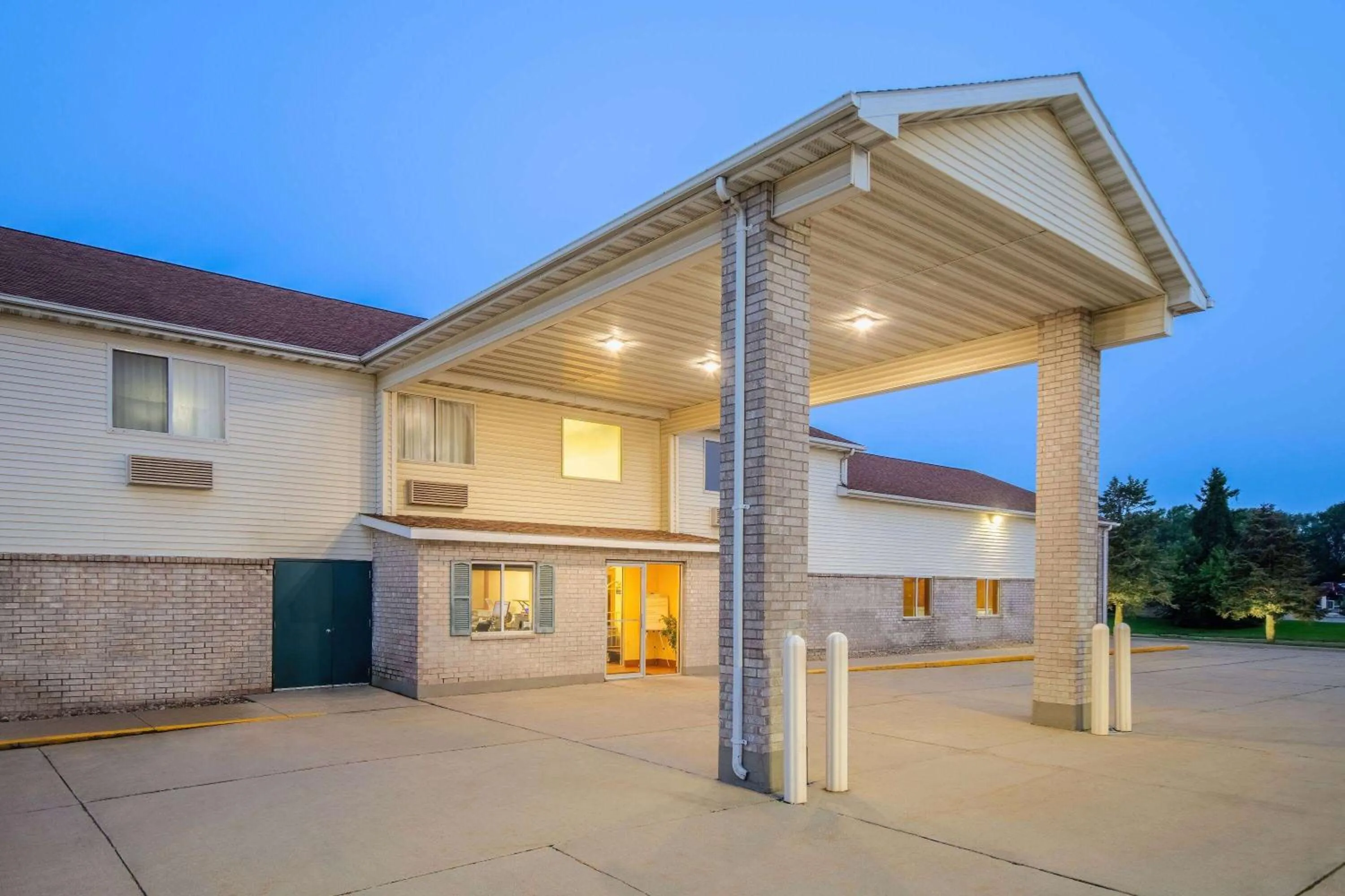 Property building in Days Inn by Wyndham Evansdale Waterloo