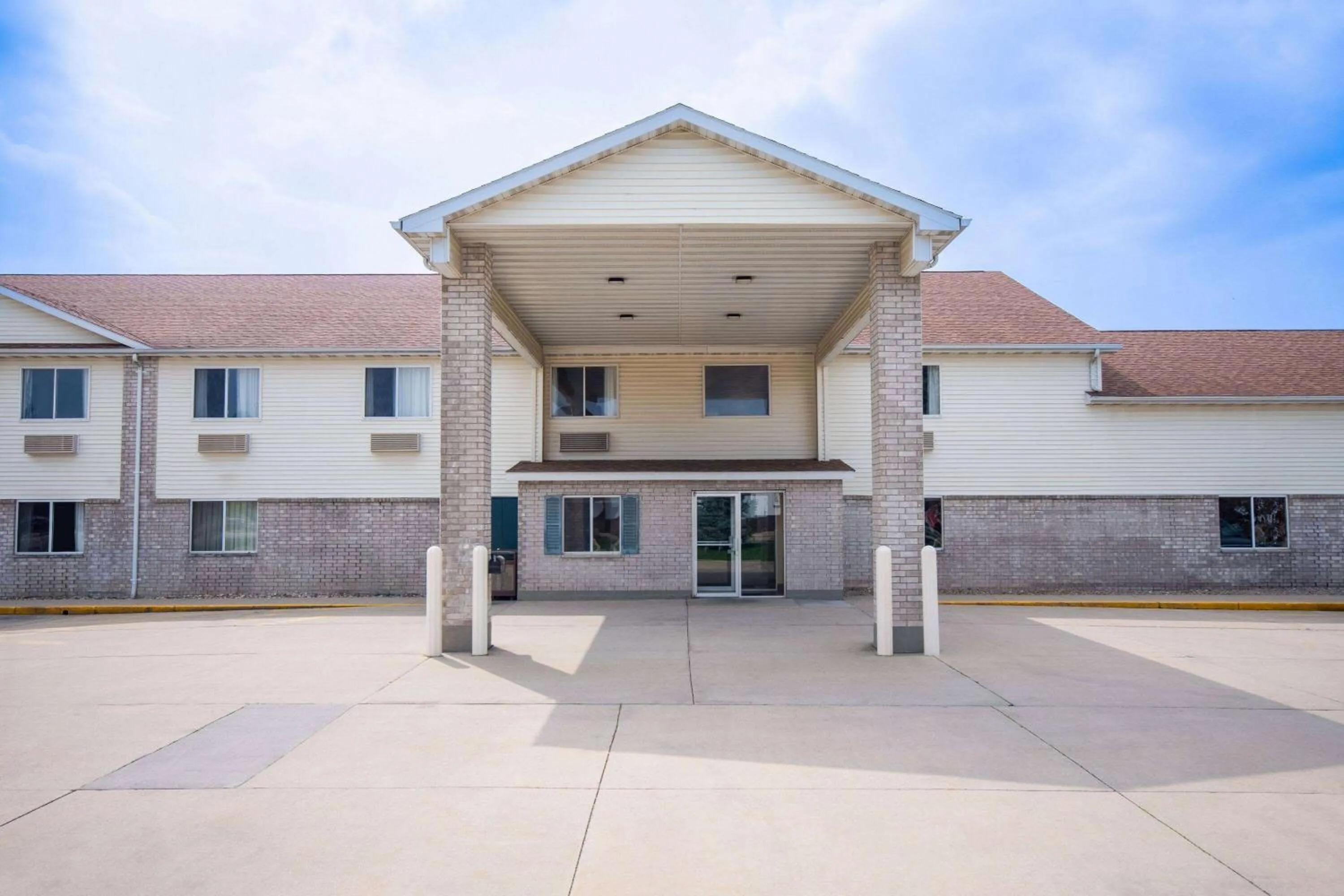 Property building in Days Inn by Wyndham Evansdale Waterloo