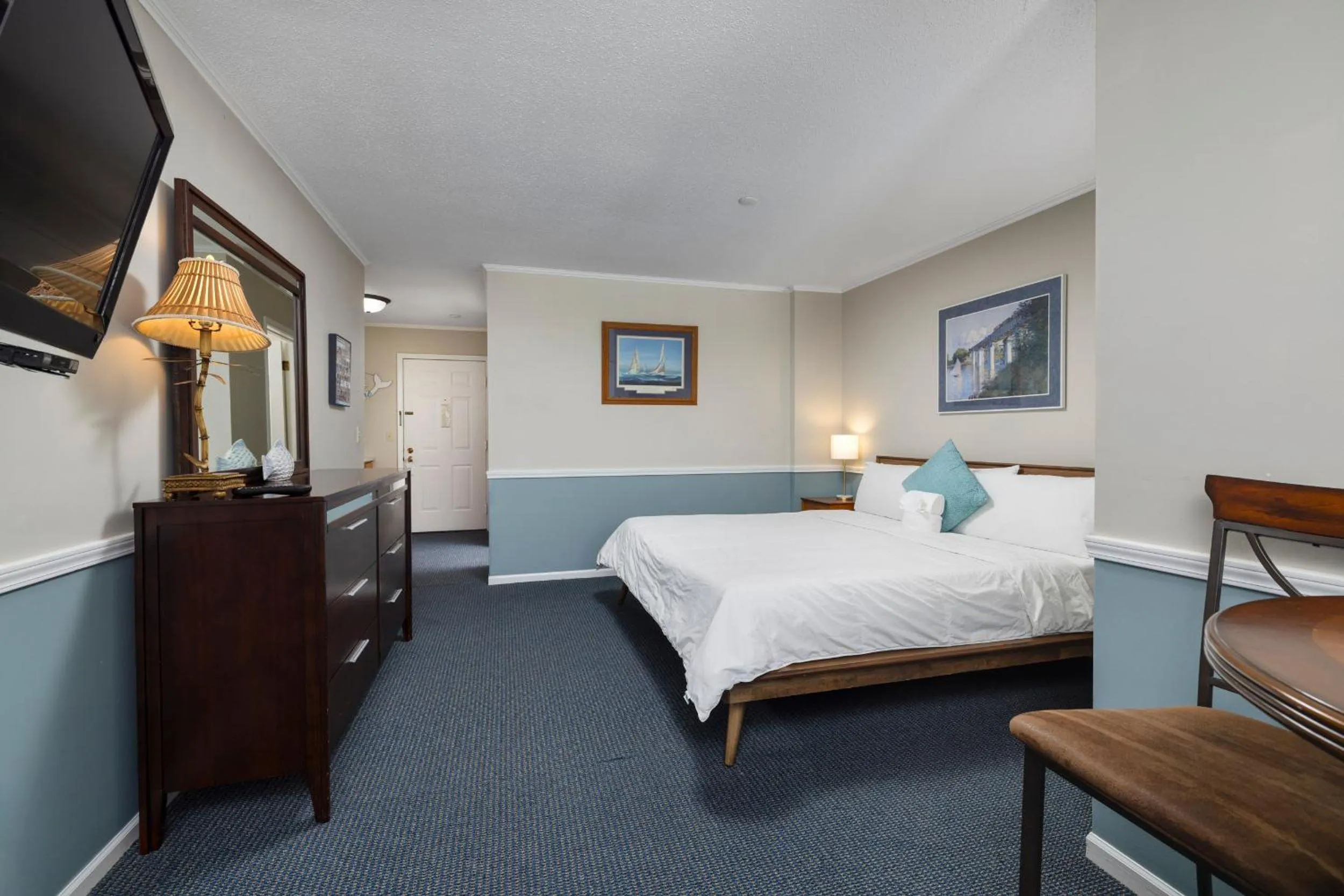 Bed in Old Harbor Inn