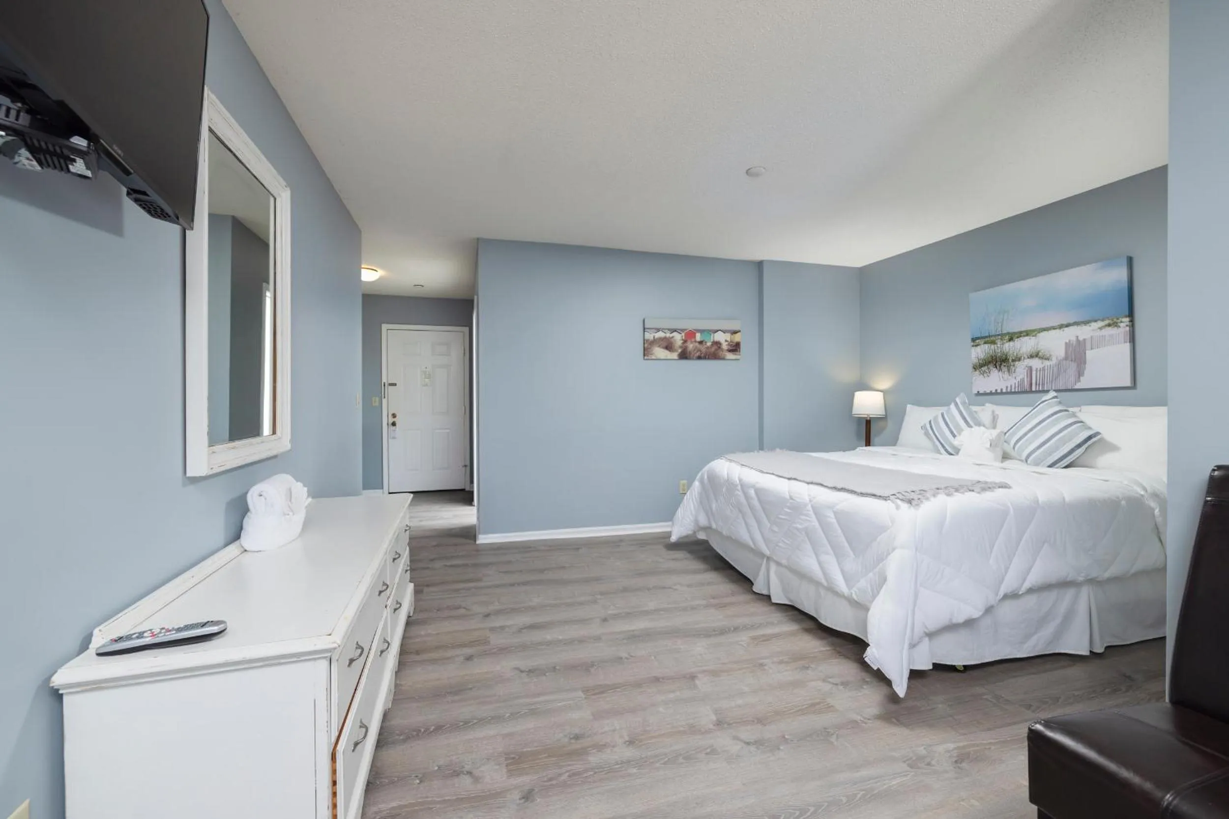 Bed in Old Harbor Inn