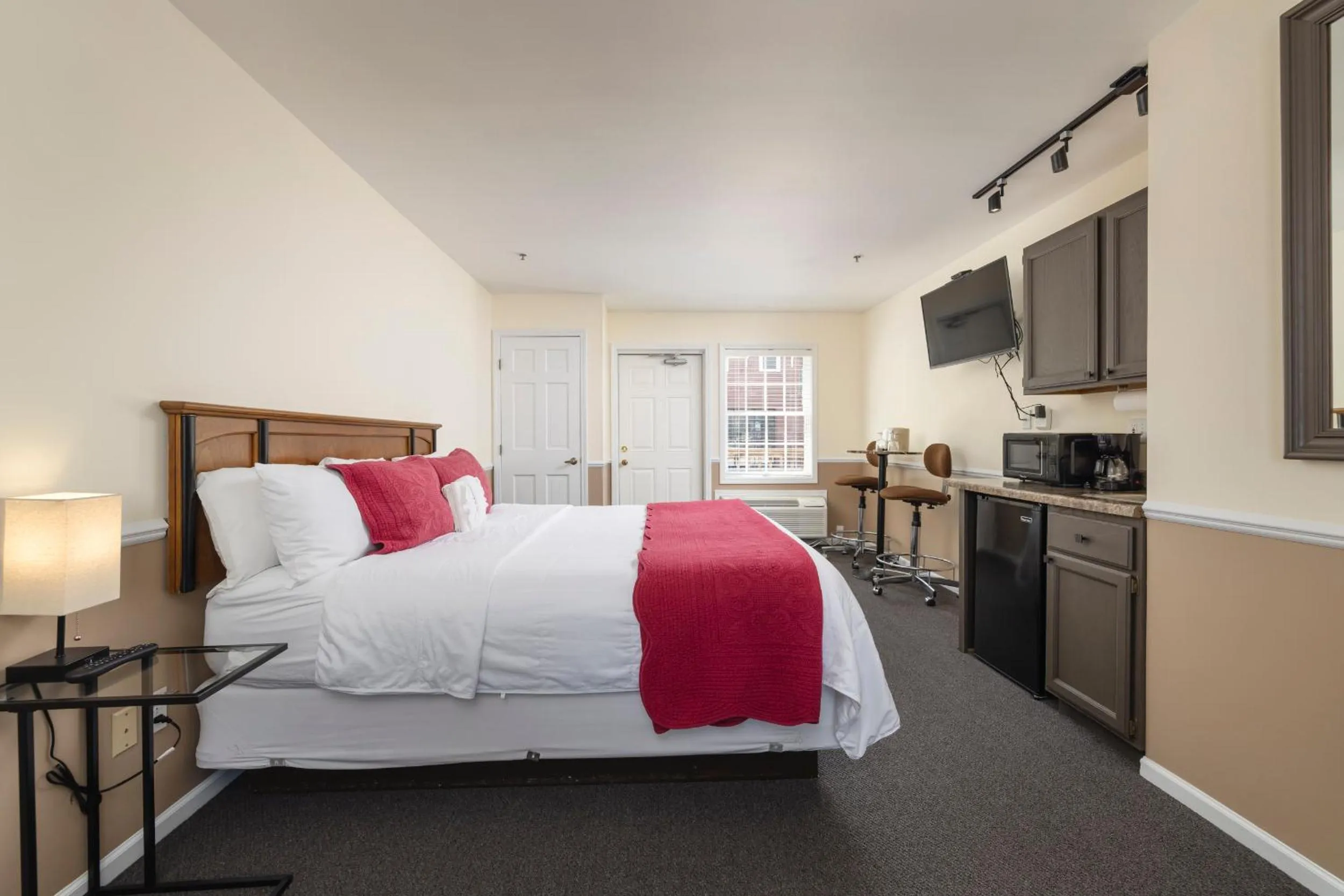 Bed in Old Harbor Inn