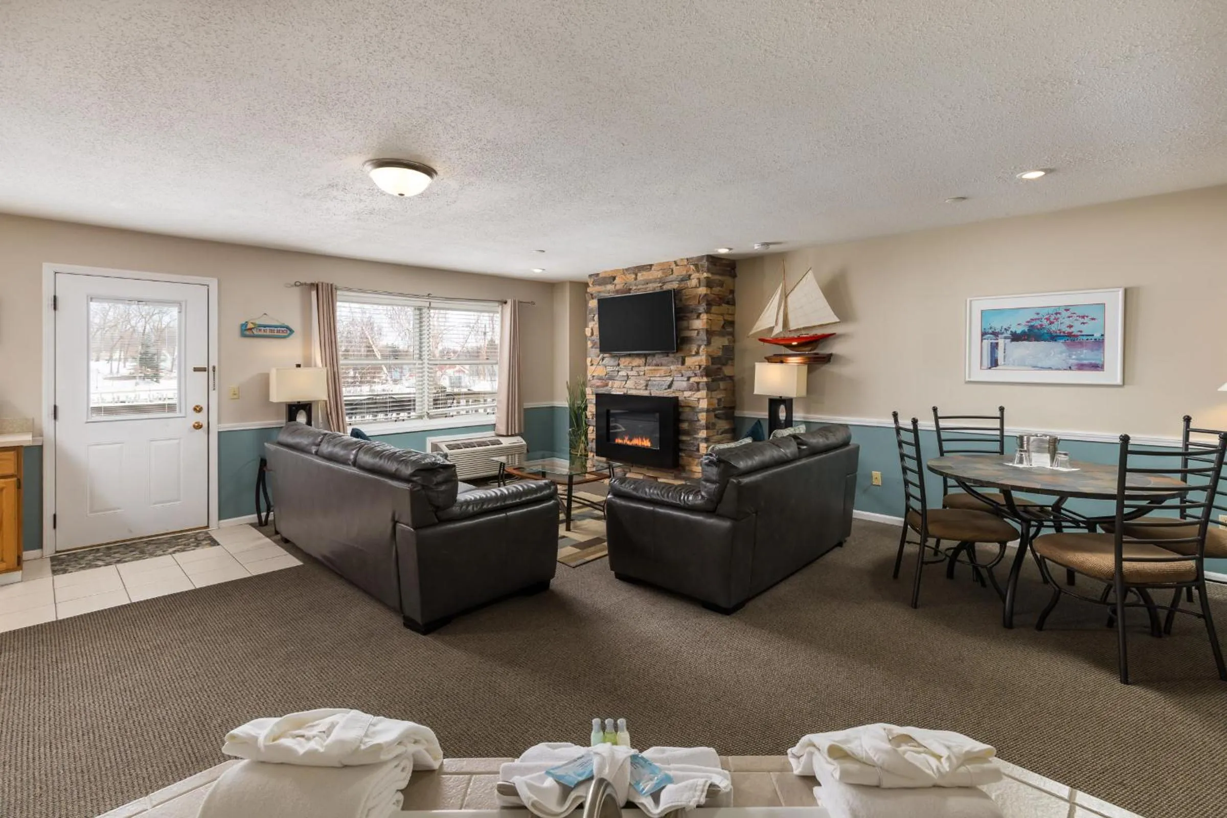 Living room in Old Harbor Inn