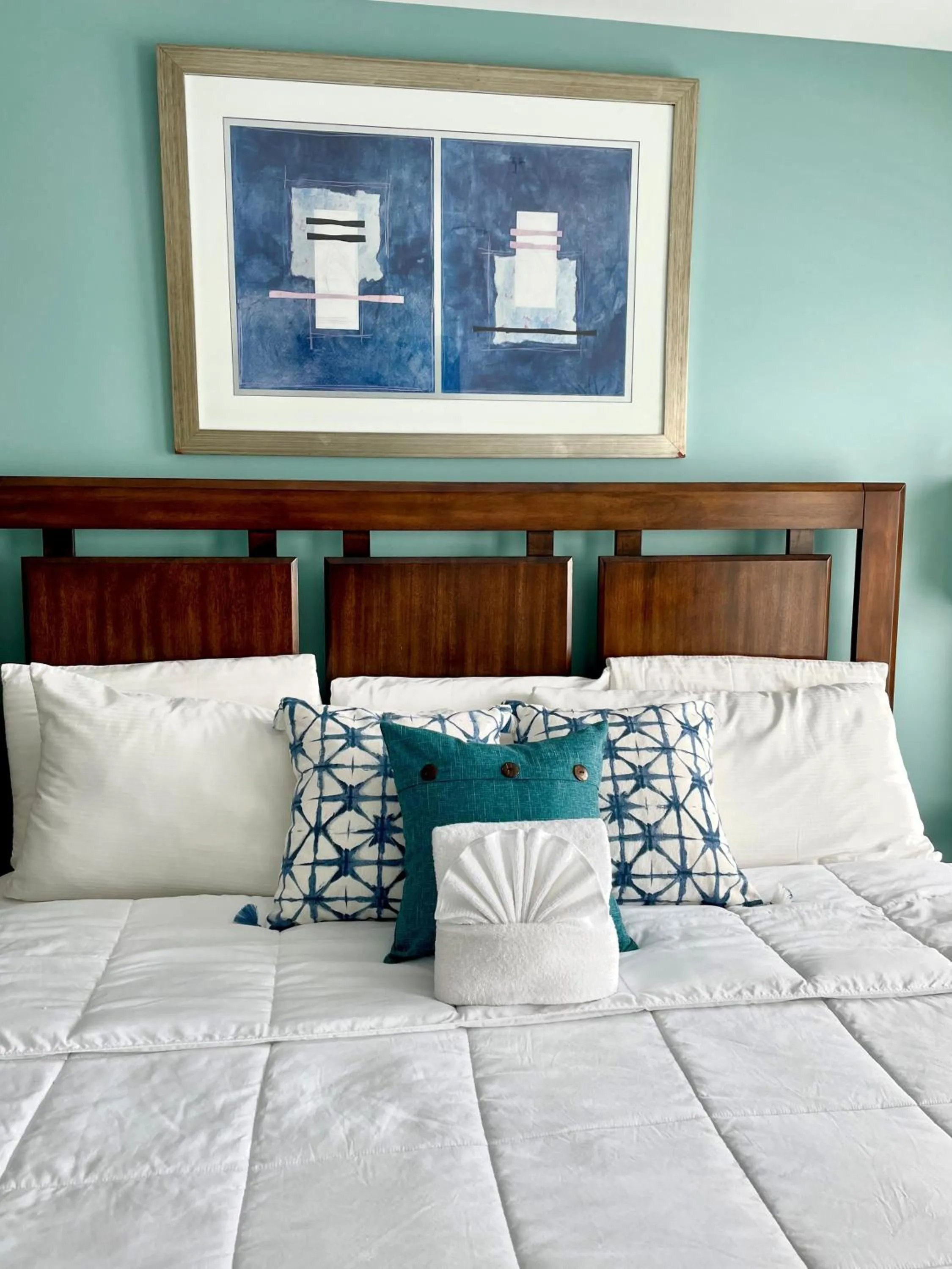 Bed in Old Harbor Inn