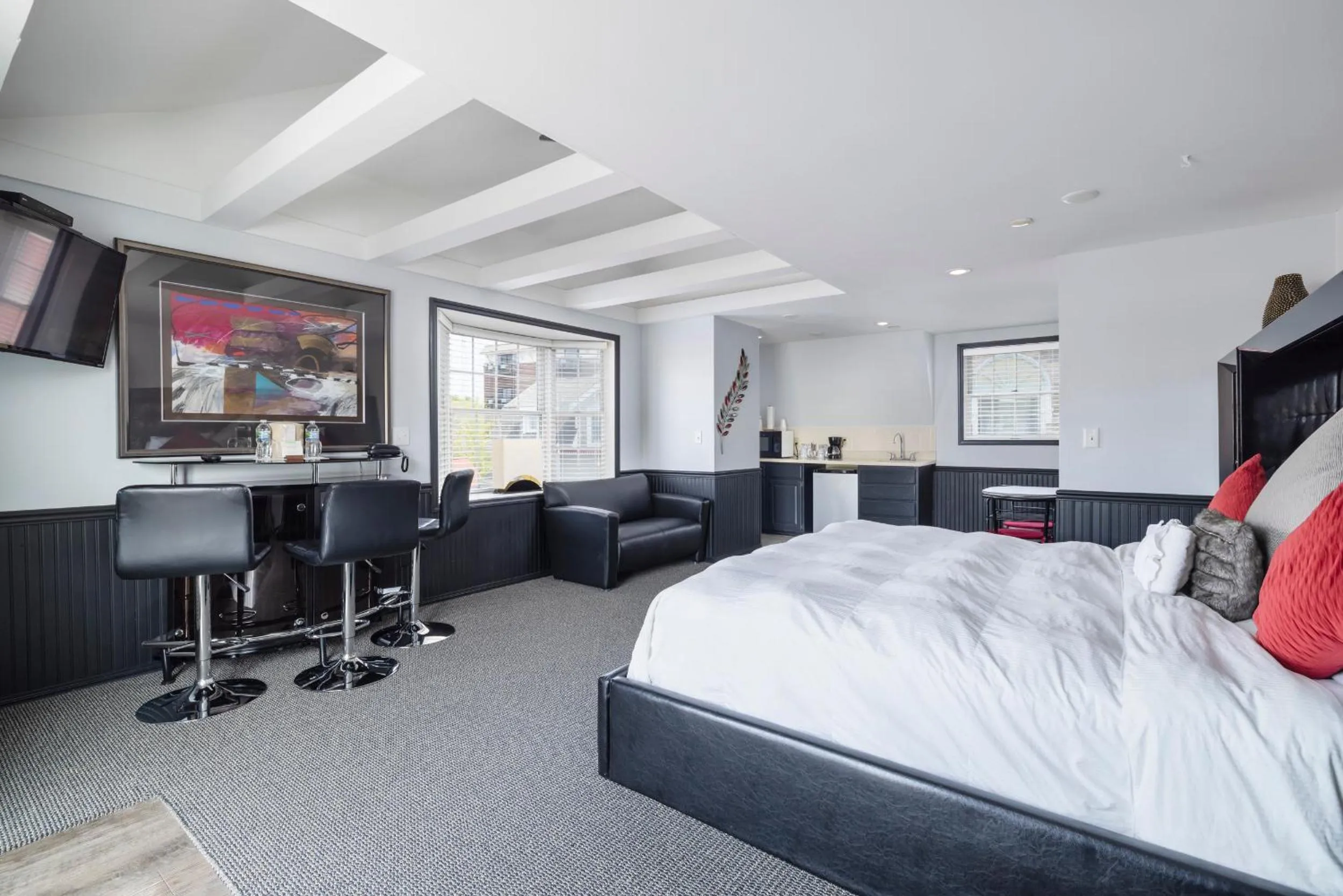 Bed in Old Harbor Inn