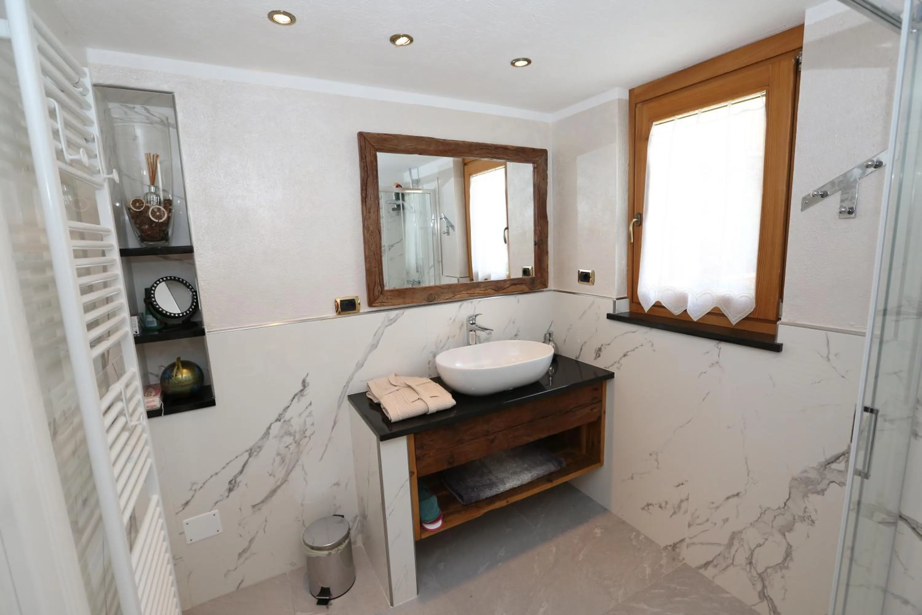 Bathroom, Bed in SUITE DEL VILLAGGIO