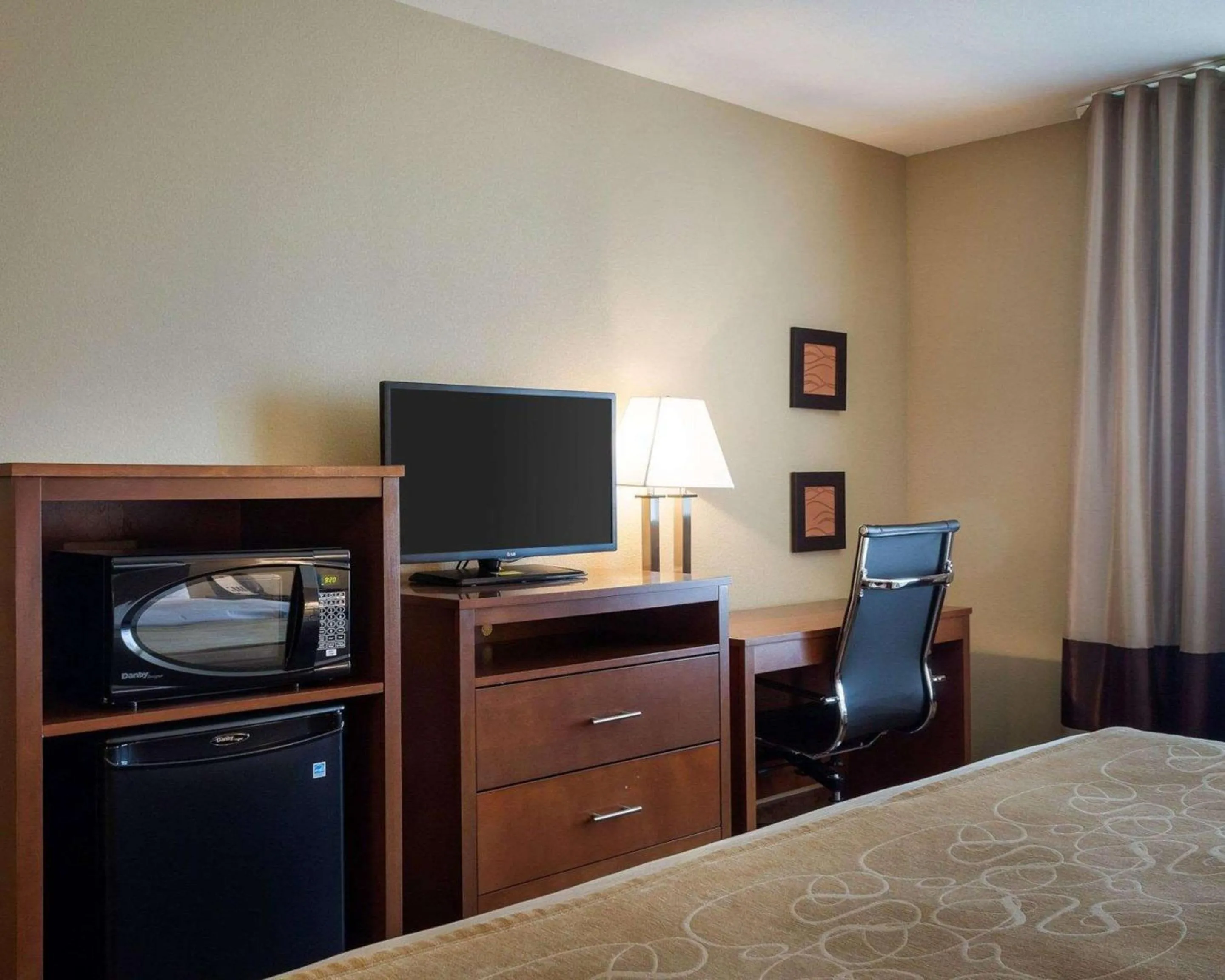 Photo of the whole room, Bed in Comfort Inn & Suites Watford City
