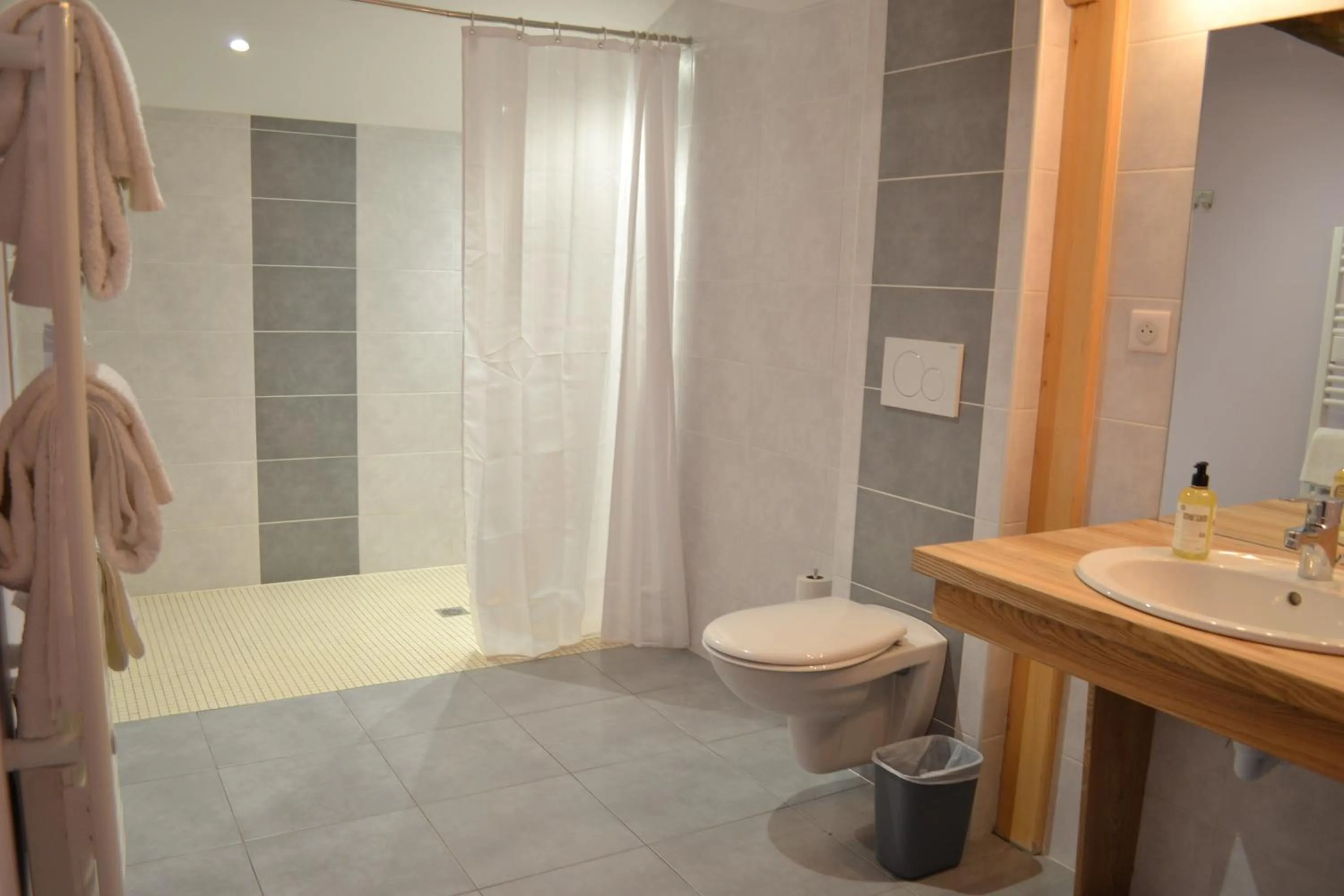 Shower in LES GALAINES