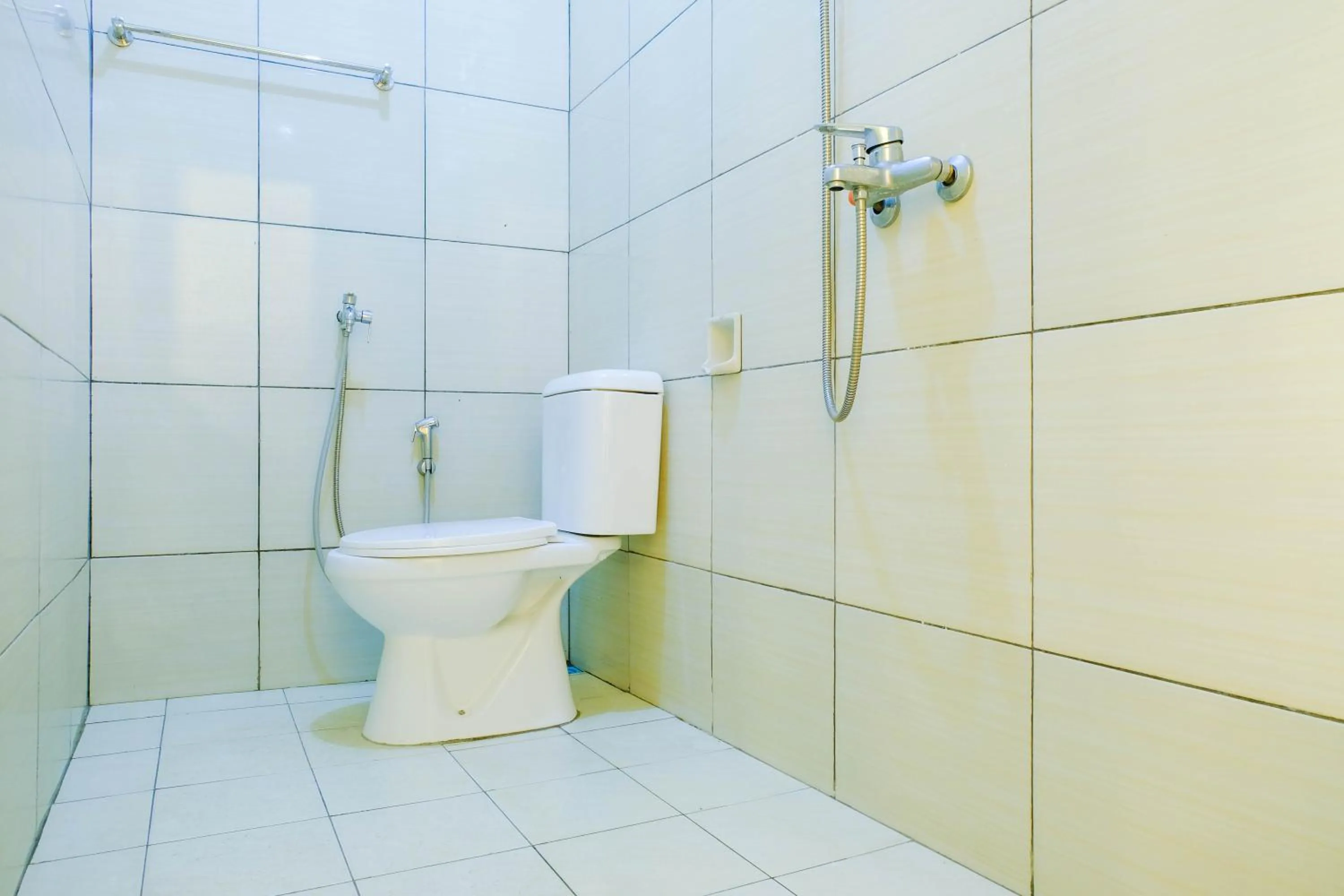 Bathroom in RedDoorz near STAB Syailendra Kopeng