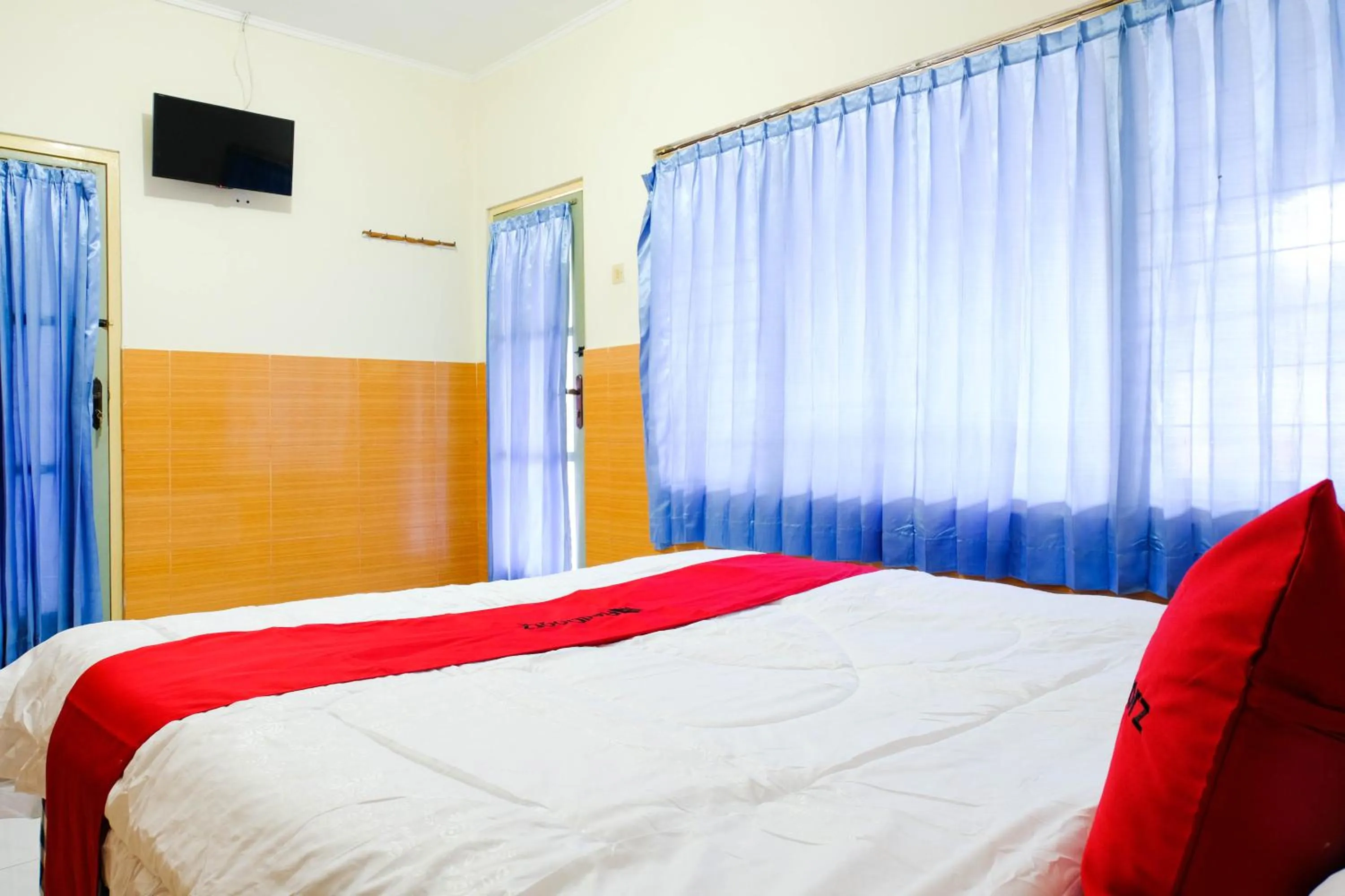 Bedroom, Bed in RedDoorz near STAB Syailendra Kopeng