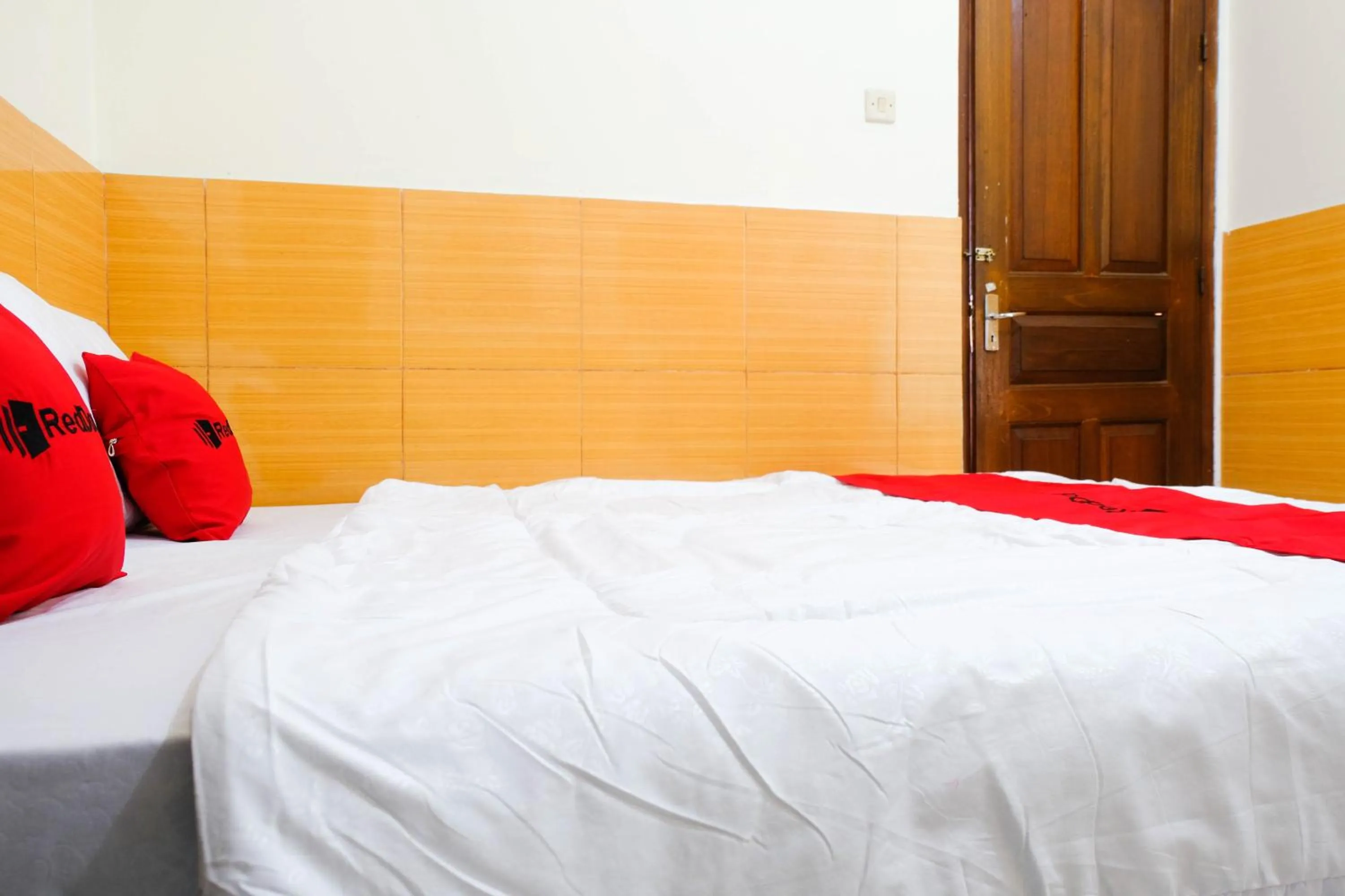 Bed in RedDoorz near STAB Syailendra Kopeng