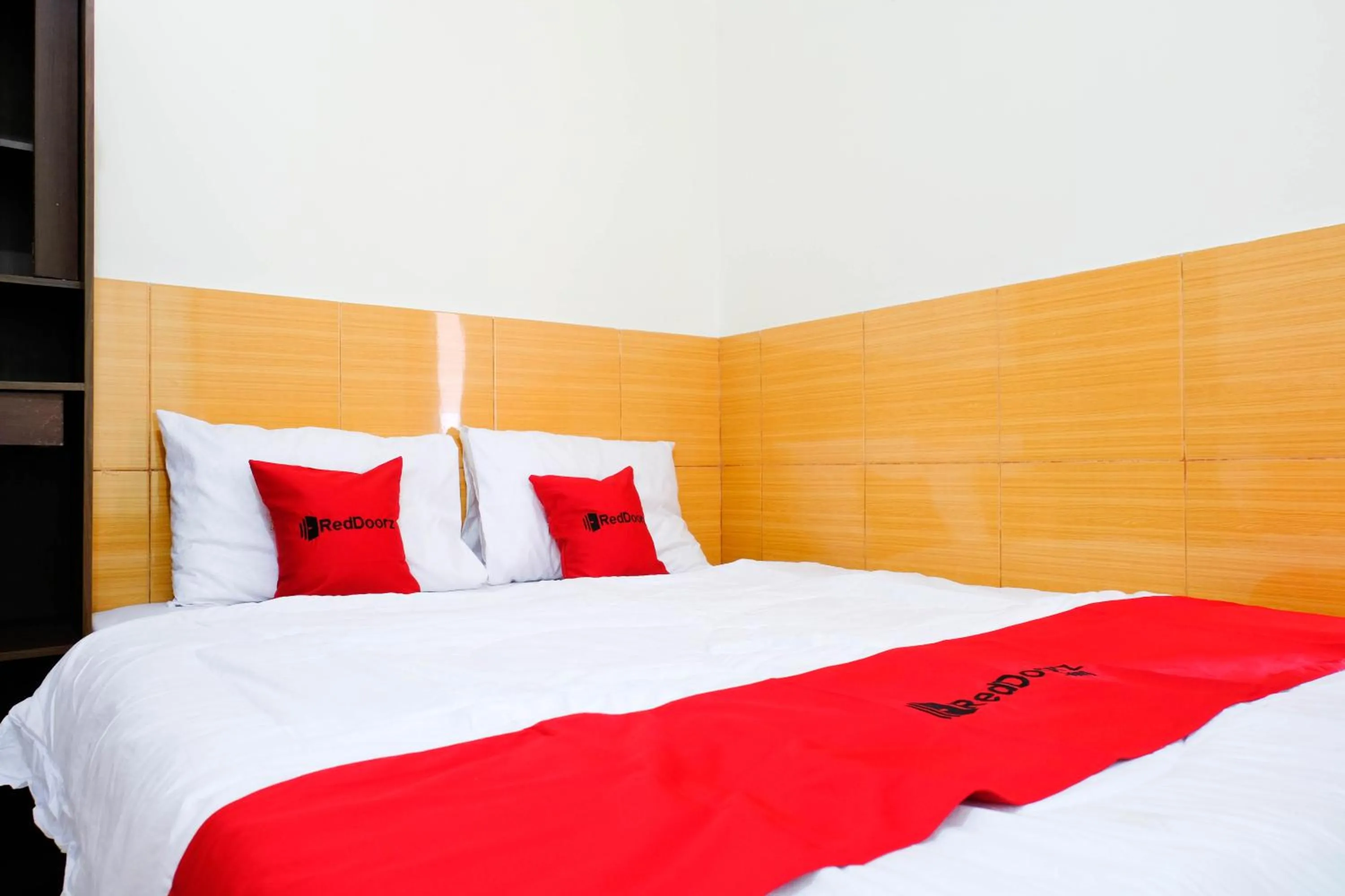 Bedroom, Bed in RedDoorz near STAB Syailendra Kopeng