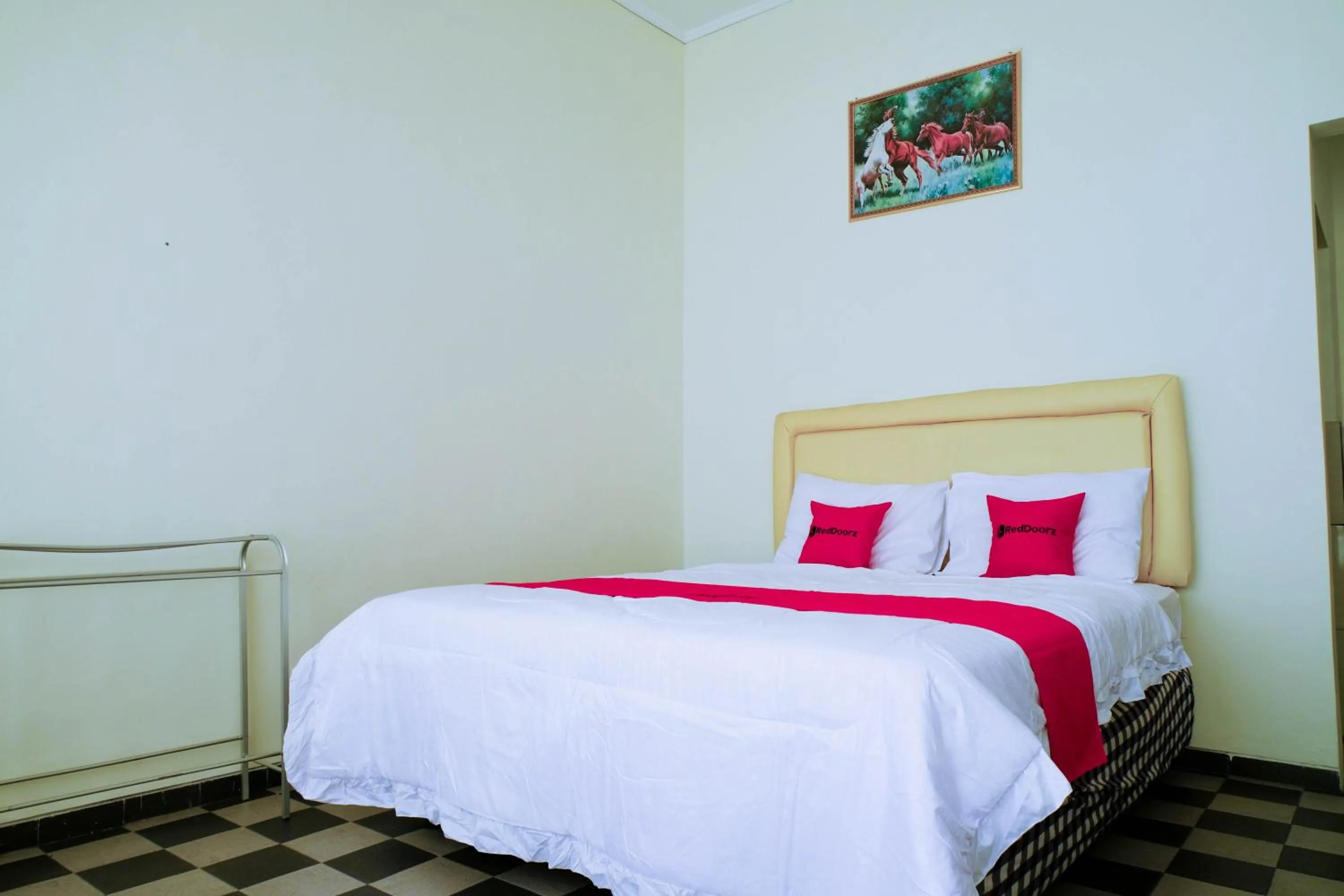 Bedroom, Bed in RedDoorz near STAB Syailendra Kopeng