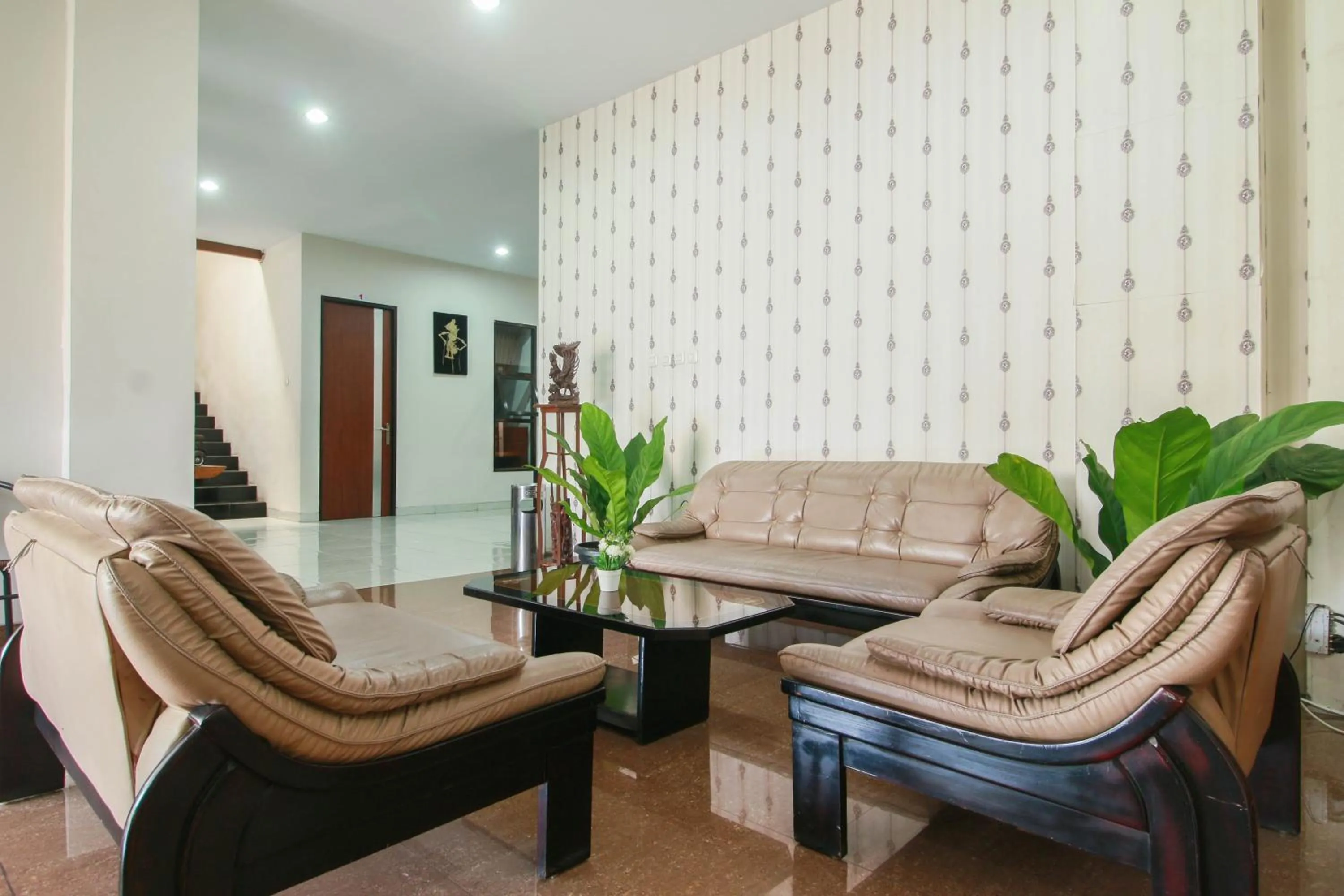 Lobby or reception in RedDoorz Syariah near Universitas Jenderal Soedirman