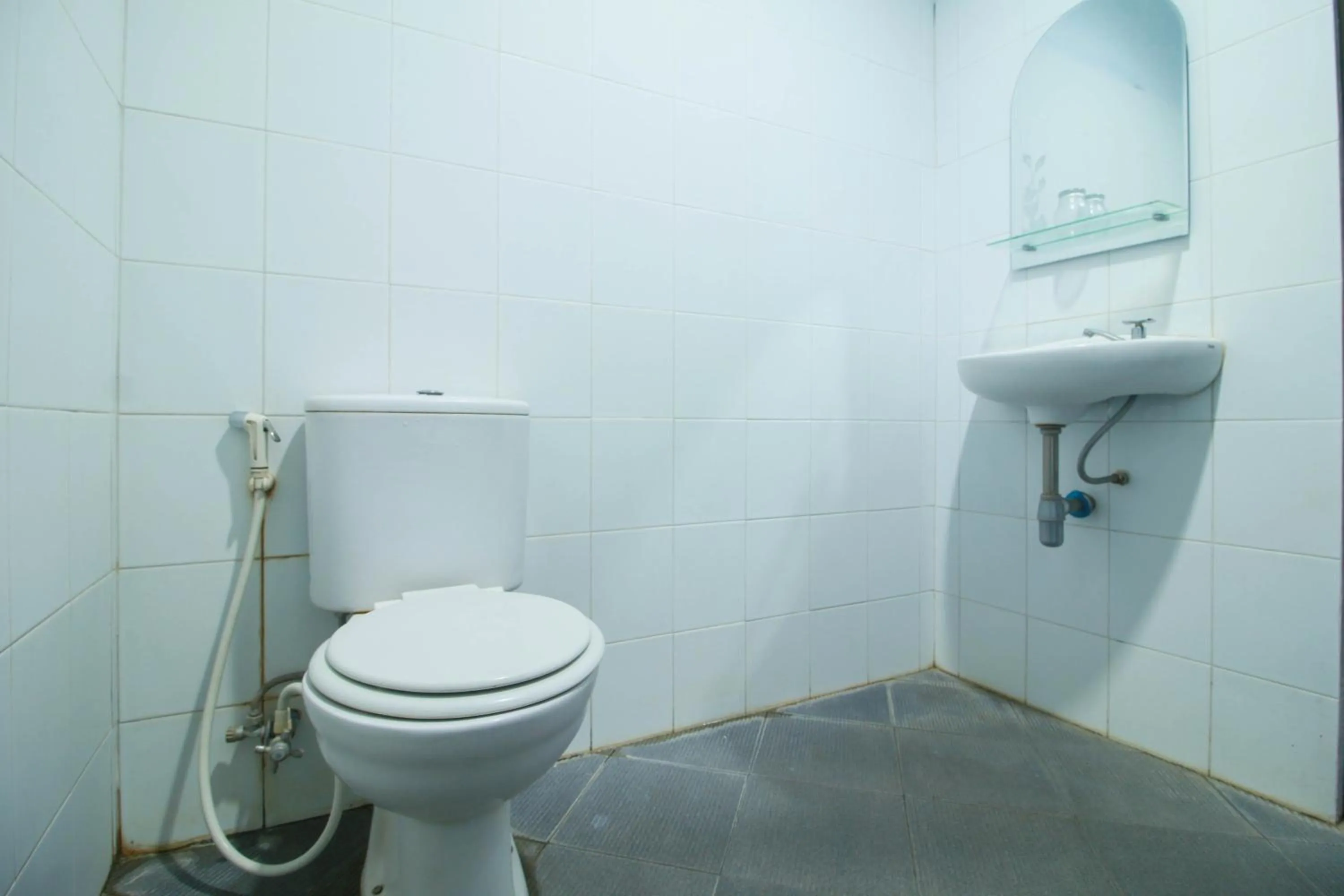 Bathroom in RedDoorz Syariah near Universitas Jenderal Soedirman