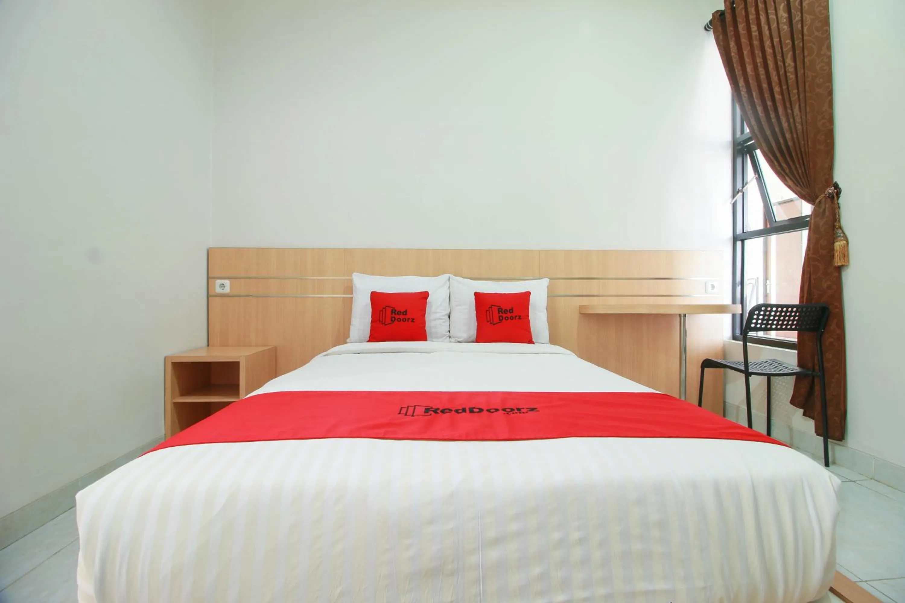 Bedroom, Bed in RedDoorz Syariah near Universitas Jenderal Soedirman