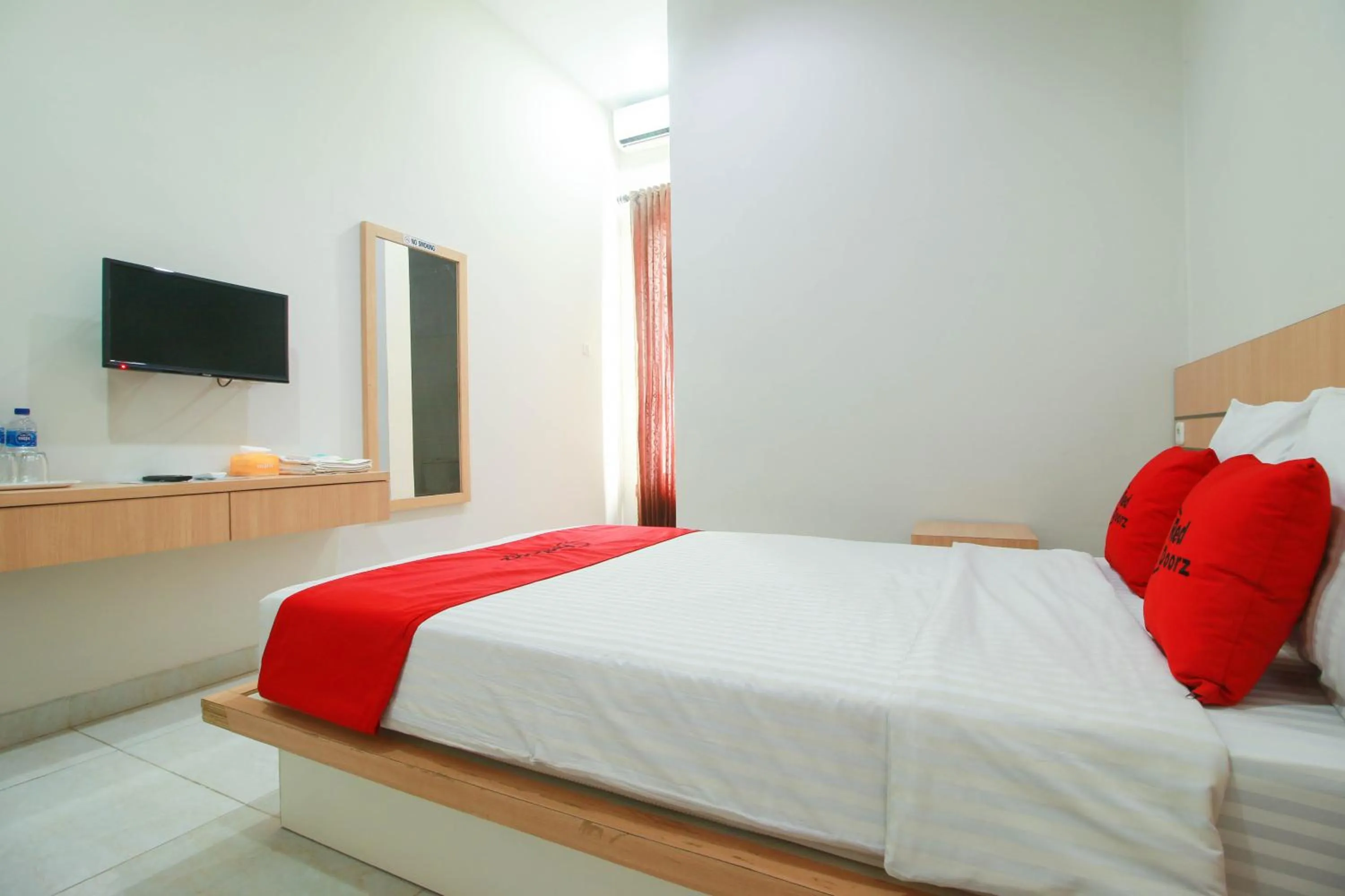 Bedroom, Bed in RedDoorz Syariah near Universitas Jenderal Soedirman