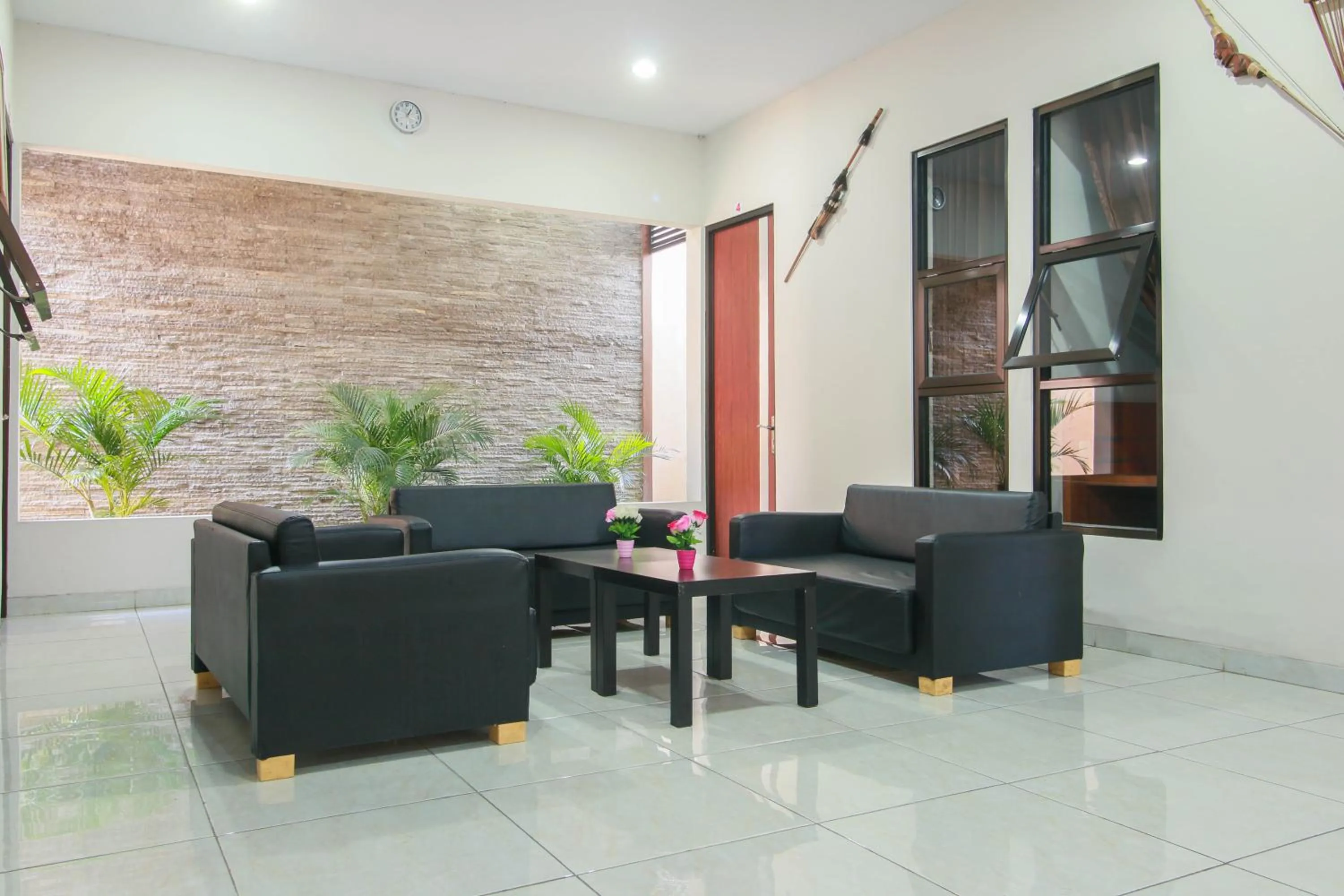 Lobby or reception in RedDoorz Syariah near Universitas Jenderal Soedirman