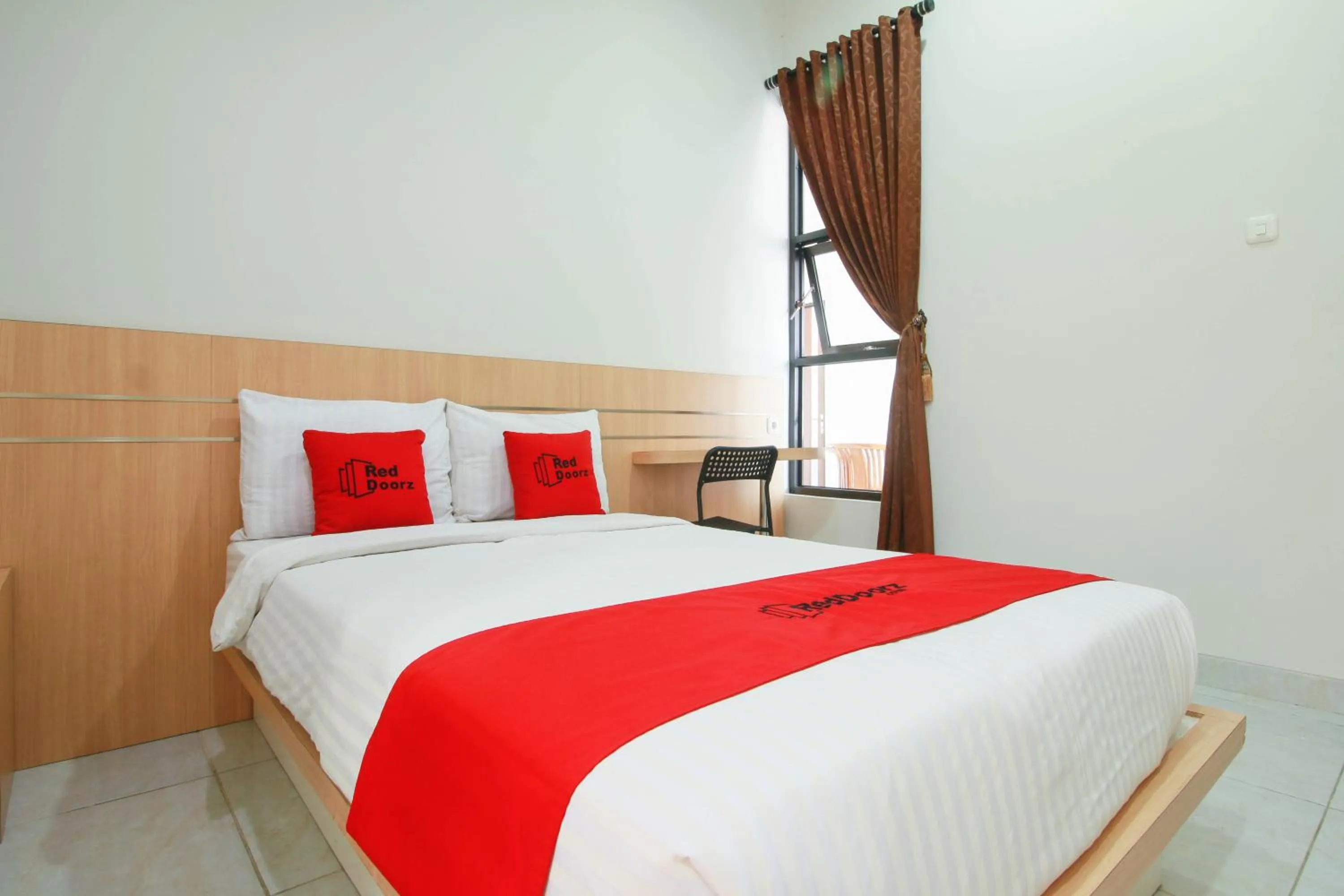 Bedroom, Bed in RedDoorz Syariah near Universitas Jenderal Soedirman