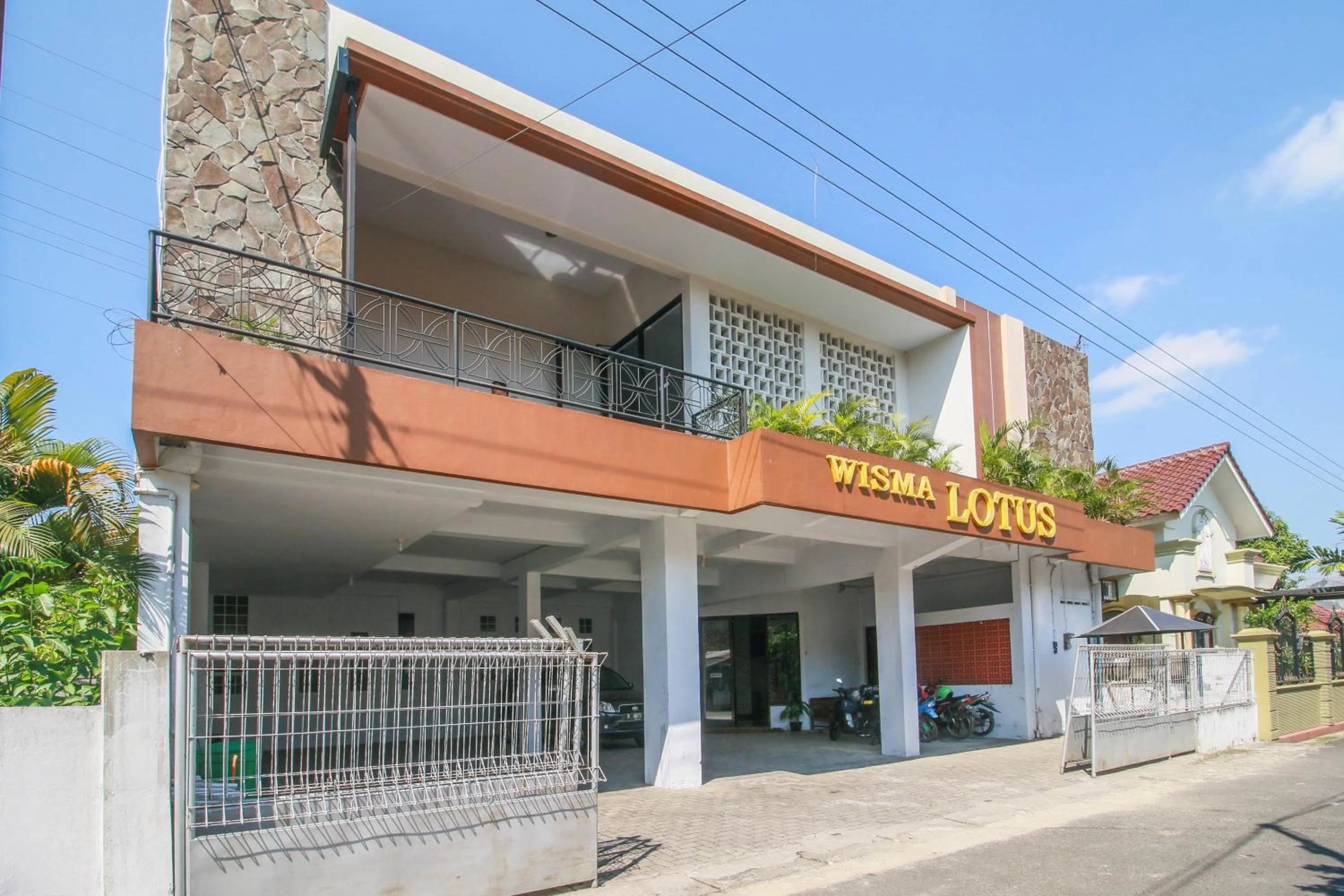 Property logo or sign in RedDoorz Syariah near Universitas Jenderal Soedirman