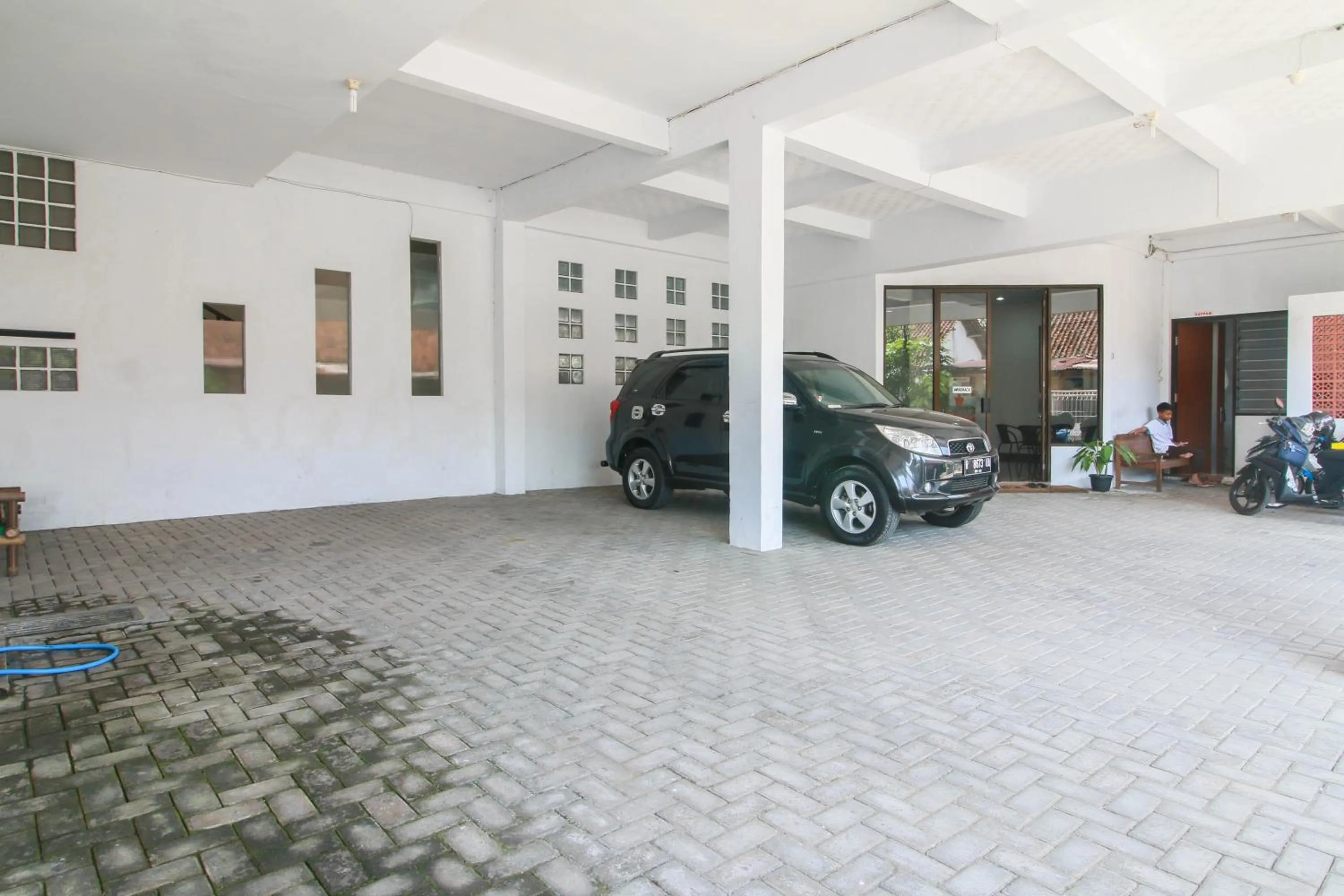 Property logo or sign in RedDoorz Syariah near Universitas Jenderal Soedirman