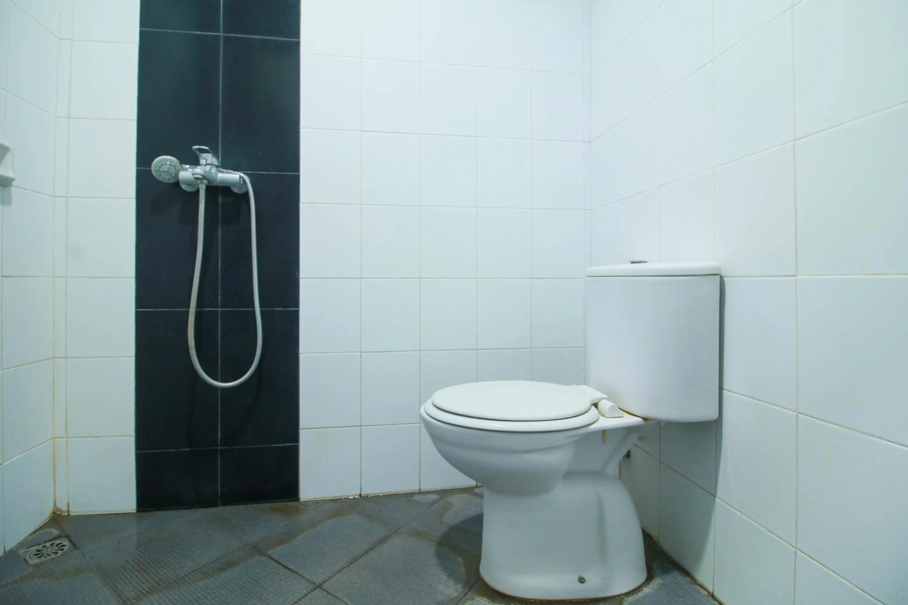 Bathroom in RedDoorz Syariah near Universitas Jenderal Soedirman