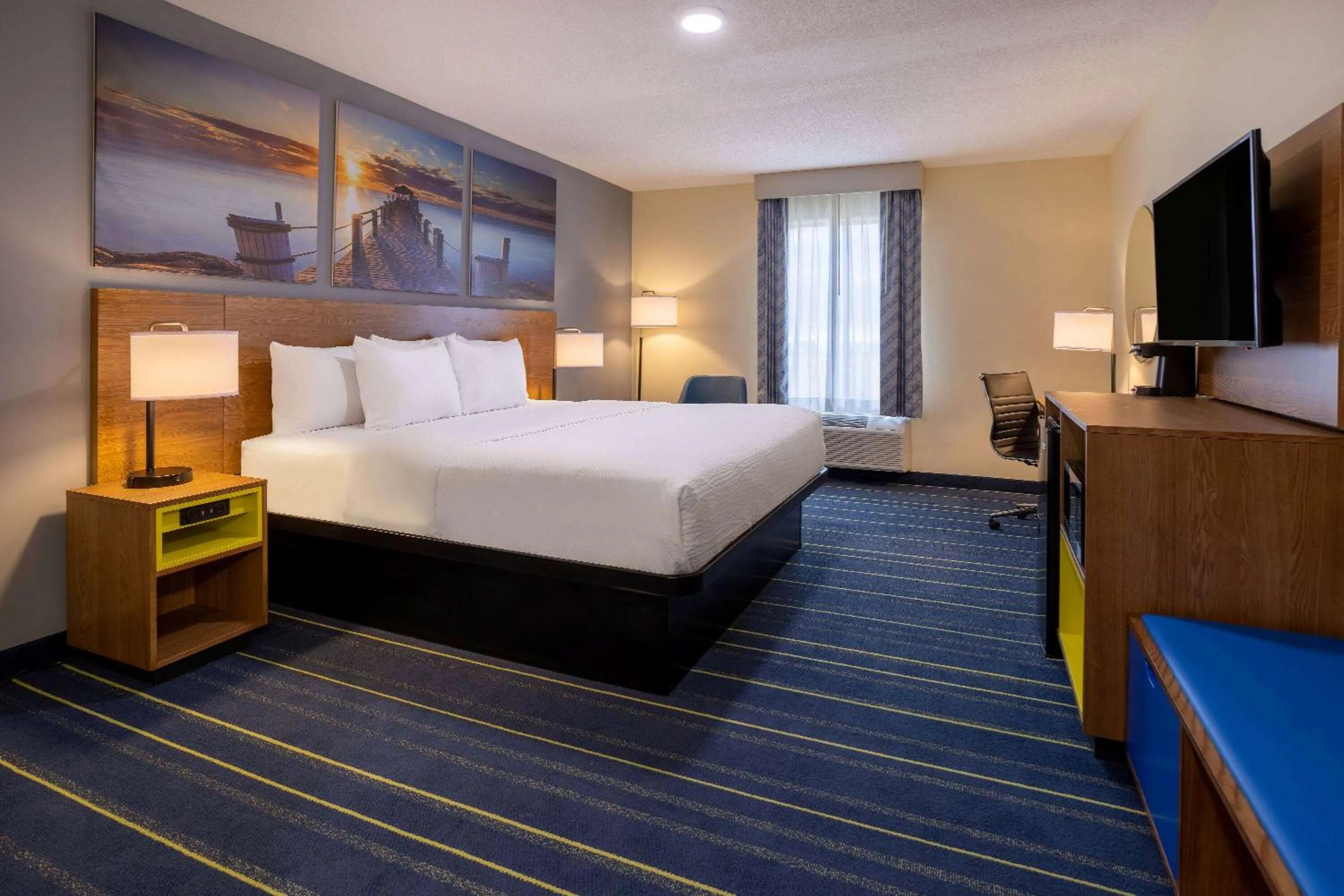 Photo of the whole room, Bed in Days Inn by Wyndham Grayson