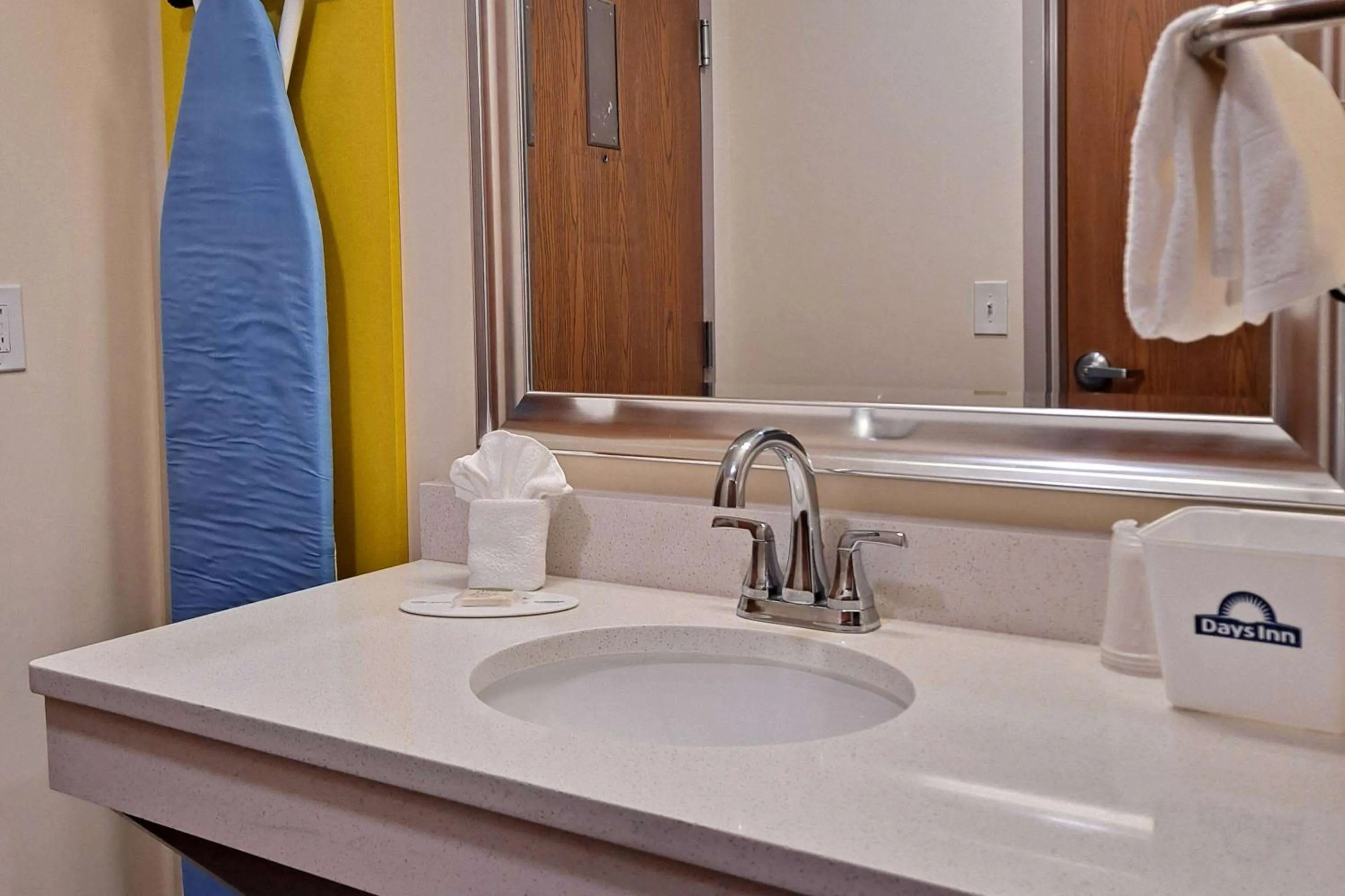 TV and multimedia in Days Inn by Wyndham Grayson