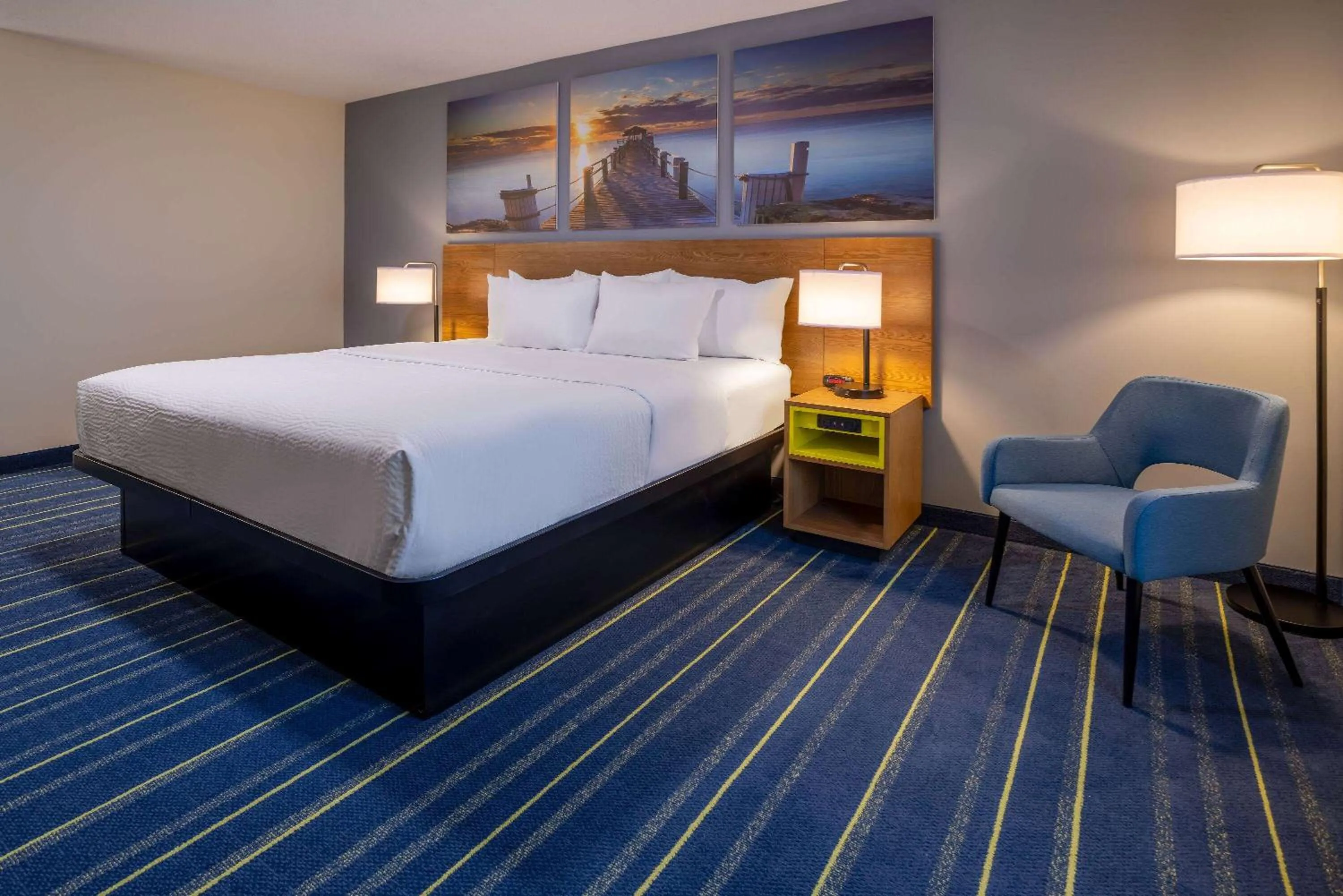 Photo of the whole room, Bed in Days Inn by Wyndham Grayson