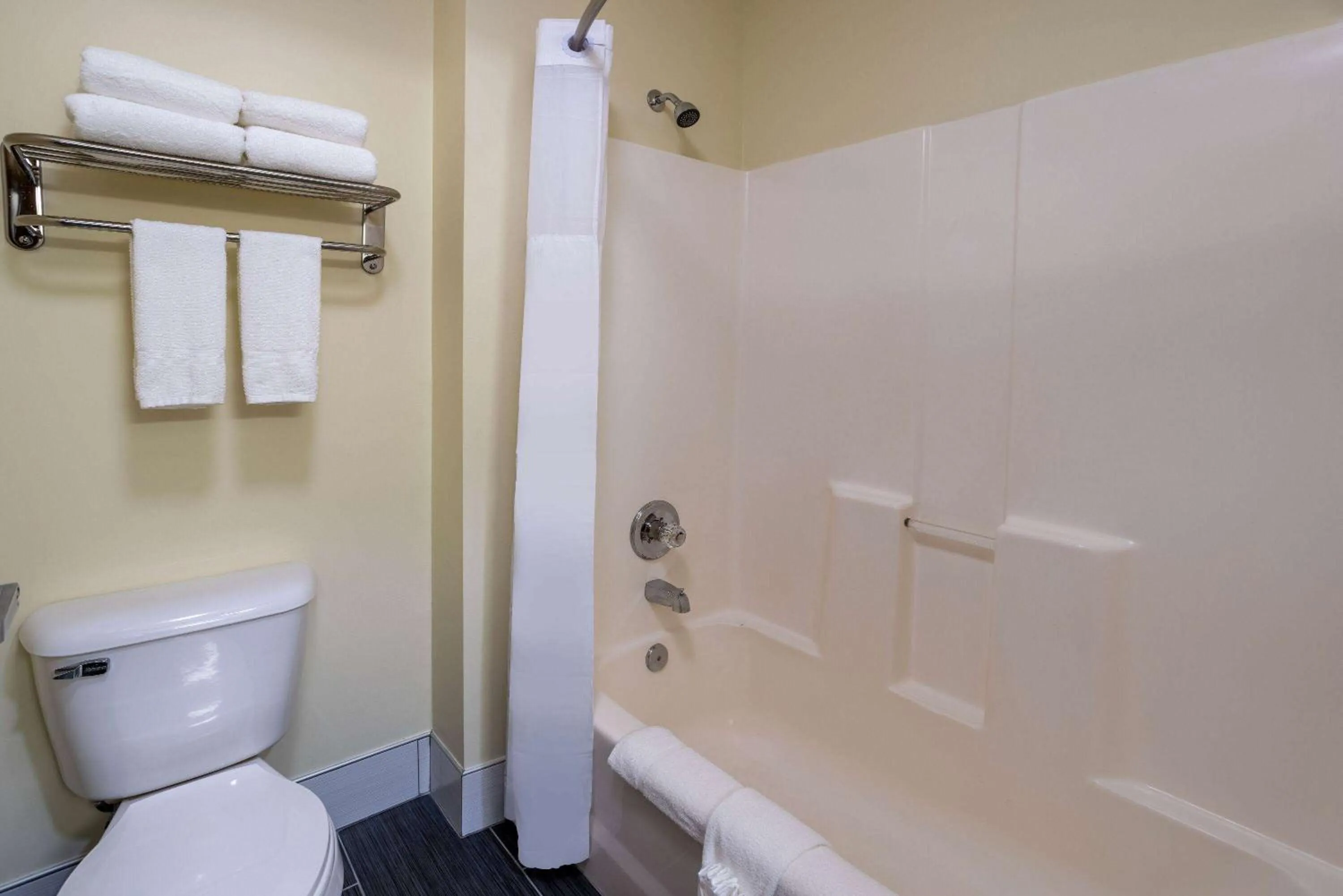 TV and multimedia in Days Inn by Wyndham Grayson