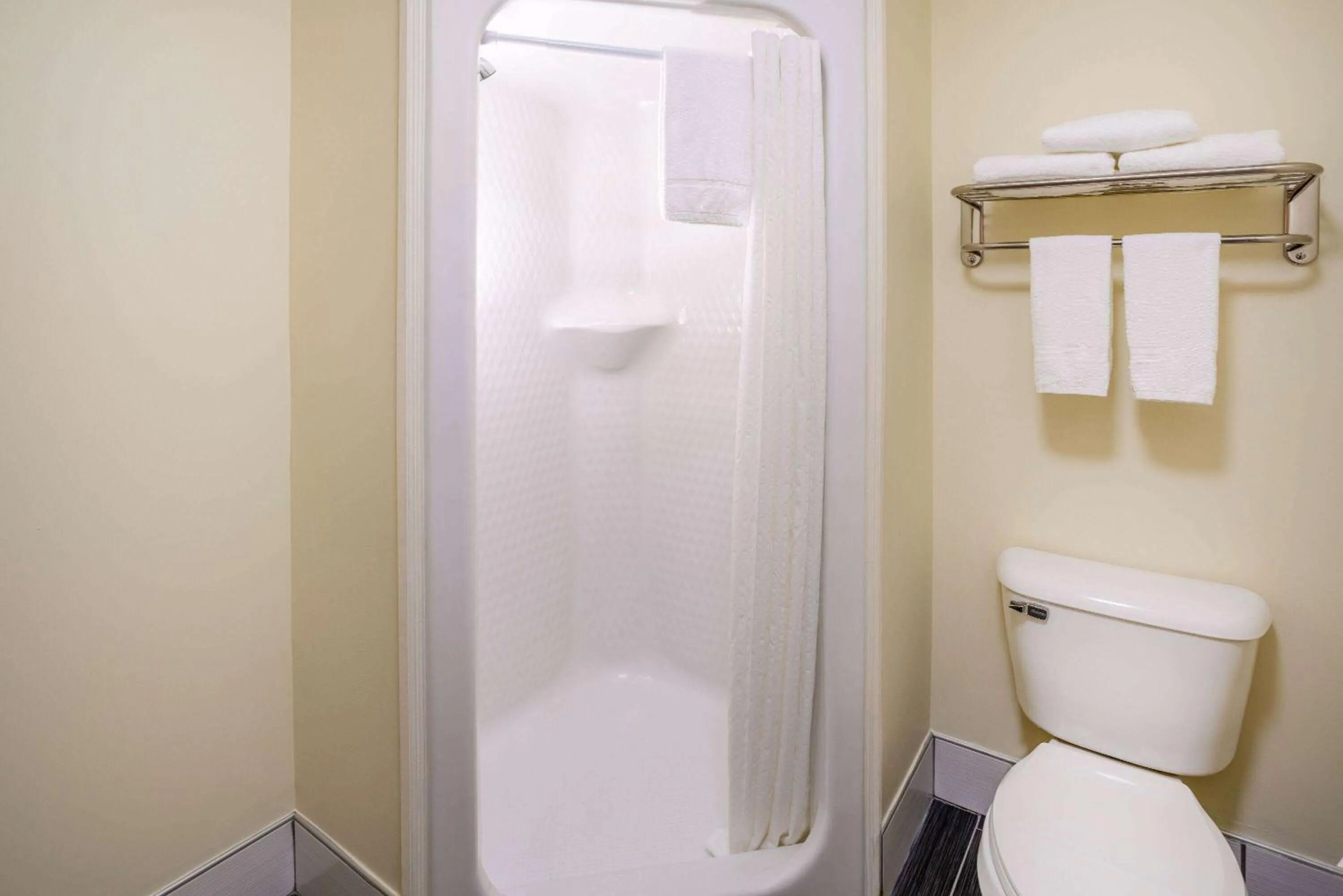 TV and multimedia in Days Inn by Wyndham Grayson