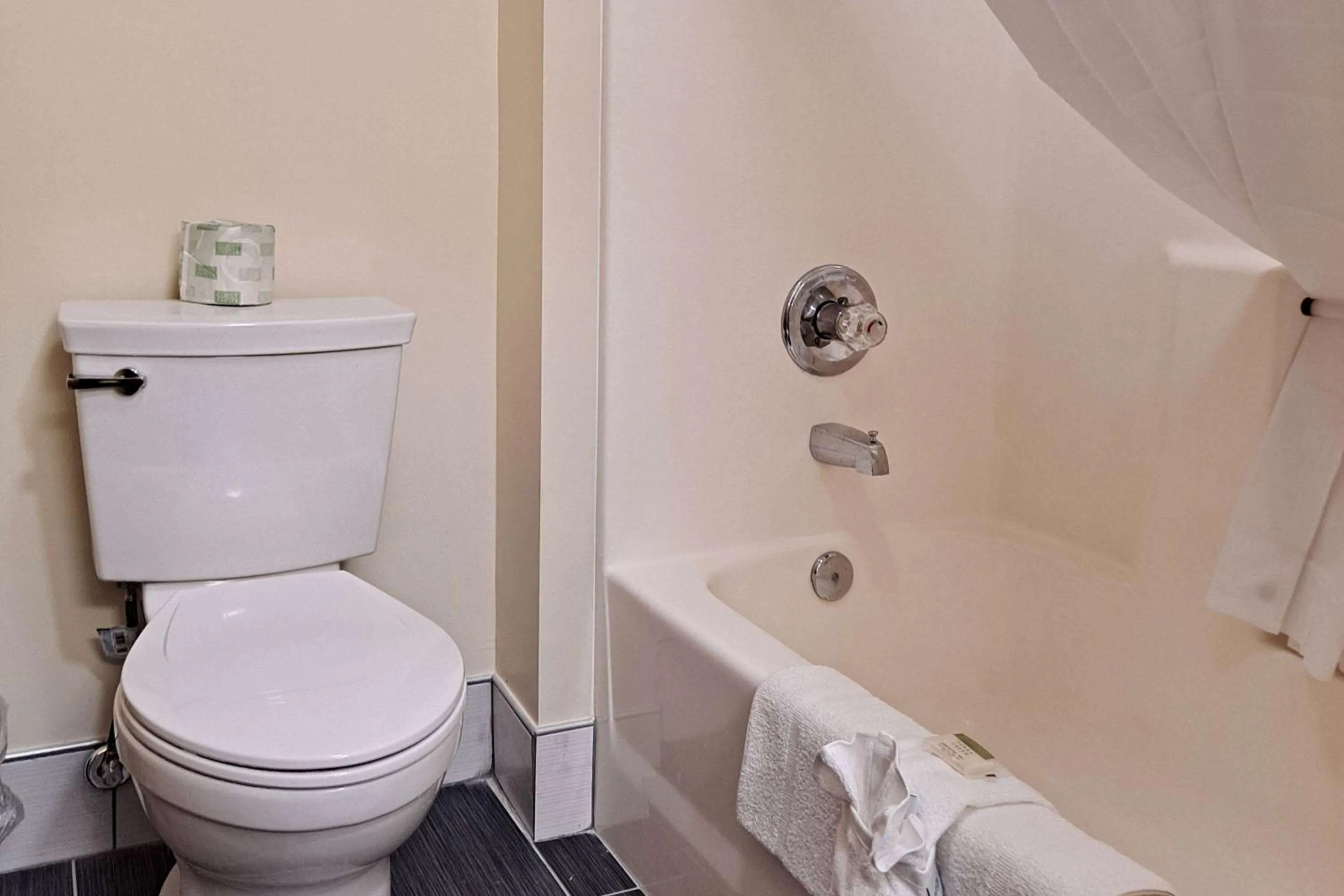 TV and multimedia in Days Inn by Wyndham Grayson