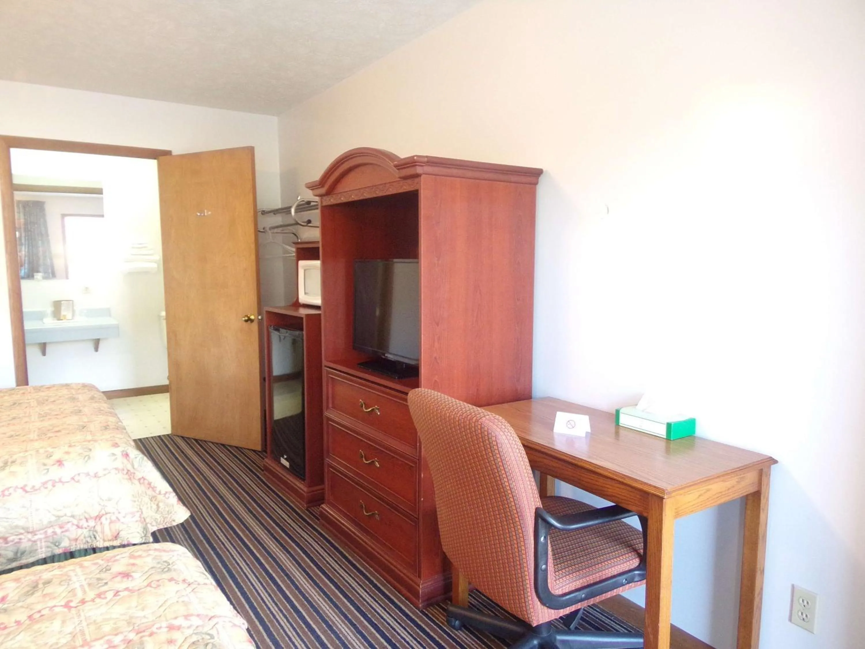 Photo of the whole room, Bed in Huggy Bear Motel - Warren