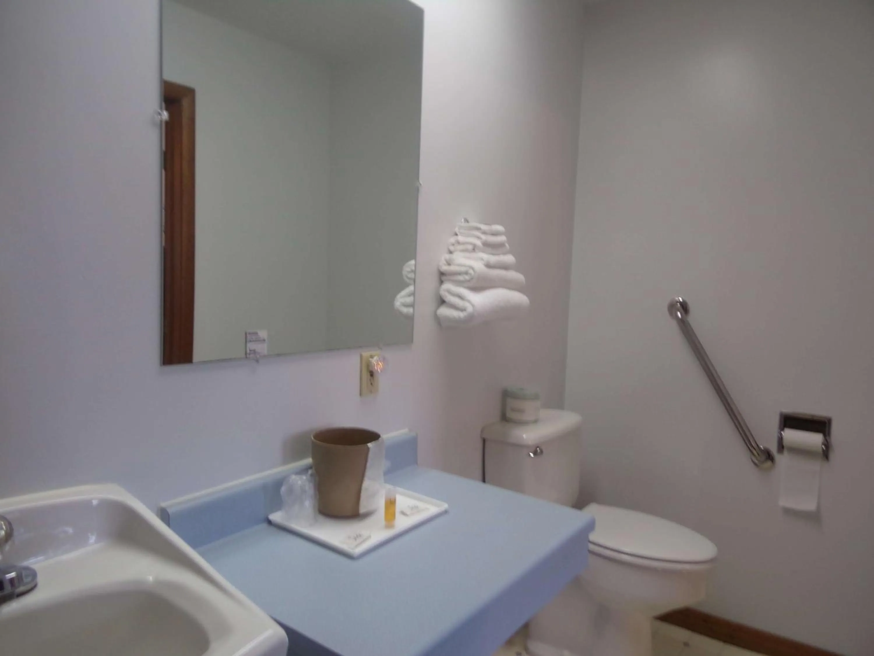 Photo of the whole room in Huggy Bear Motel - Warren