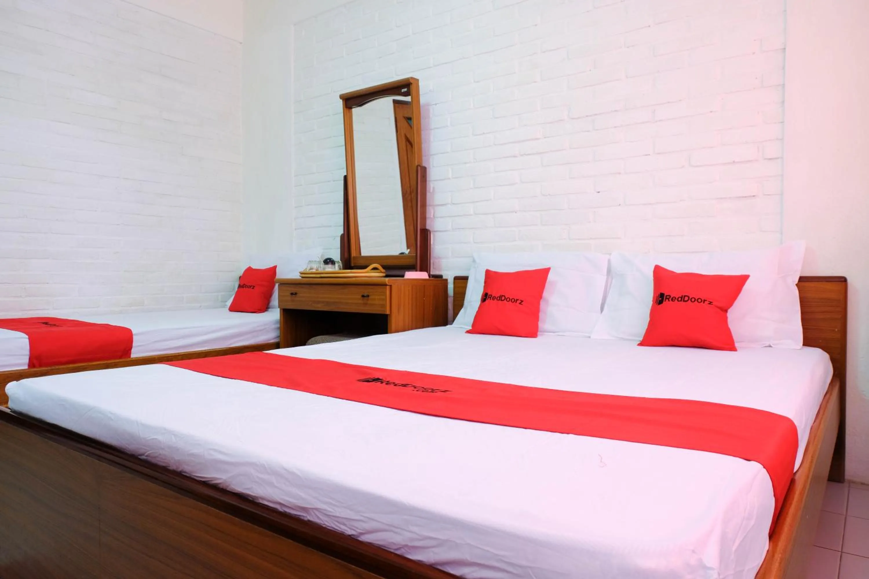 Bed in RedDoorz Syariah near Kopeng Treetop Adventure